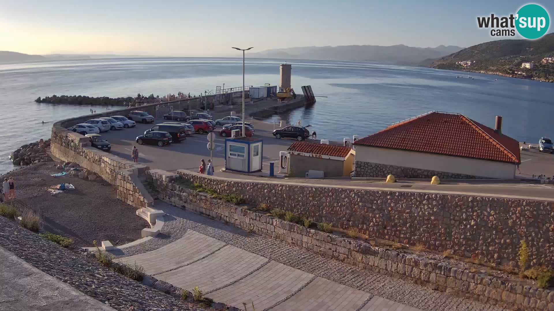 Spletna kamera Senj pristanišče – Pogled na valobran in svetilnik