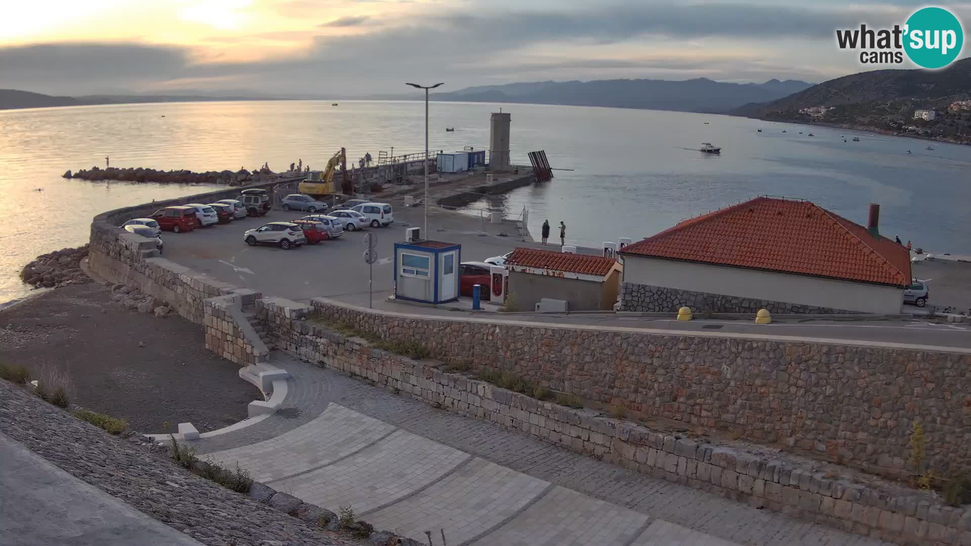 Spletna kamera Senj pristanišče – Pogled na valobran in svetilnik