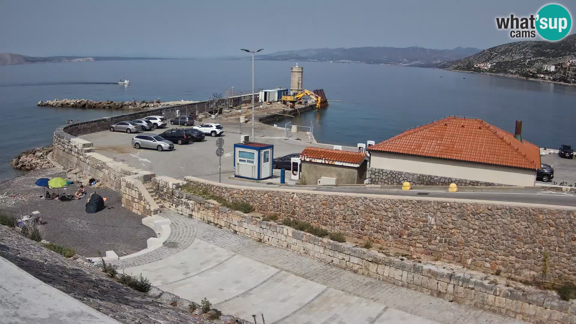 Spletna kamera Senj pristanišče – Pogled na valobran in svetilnik