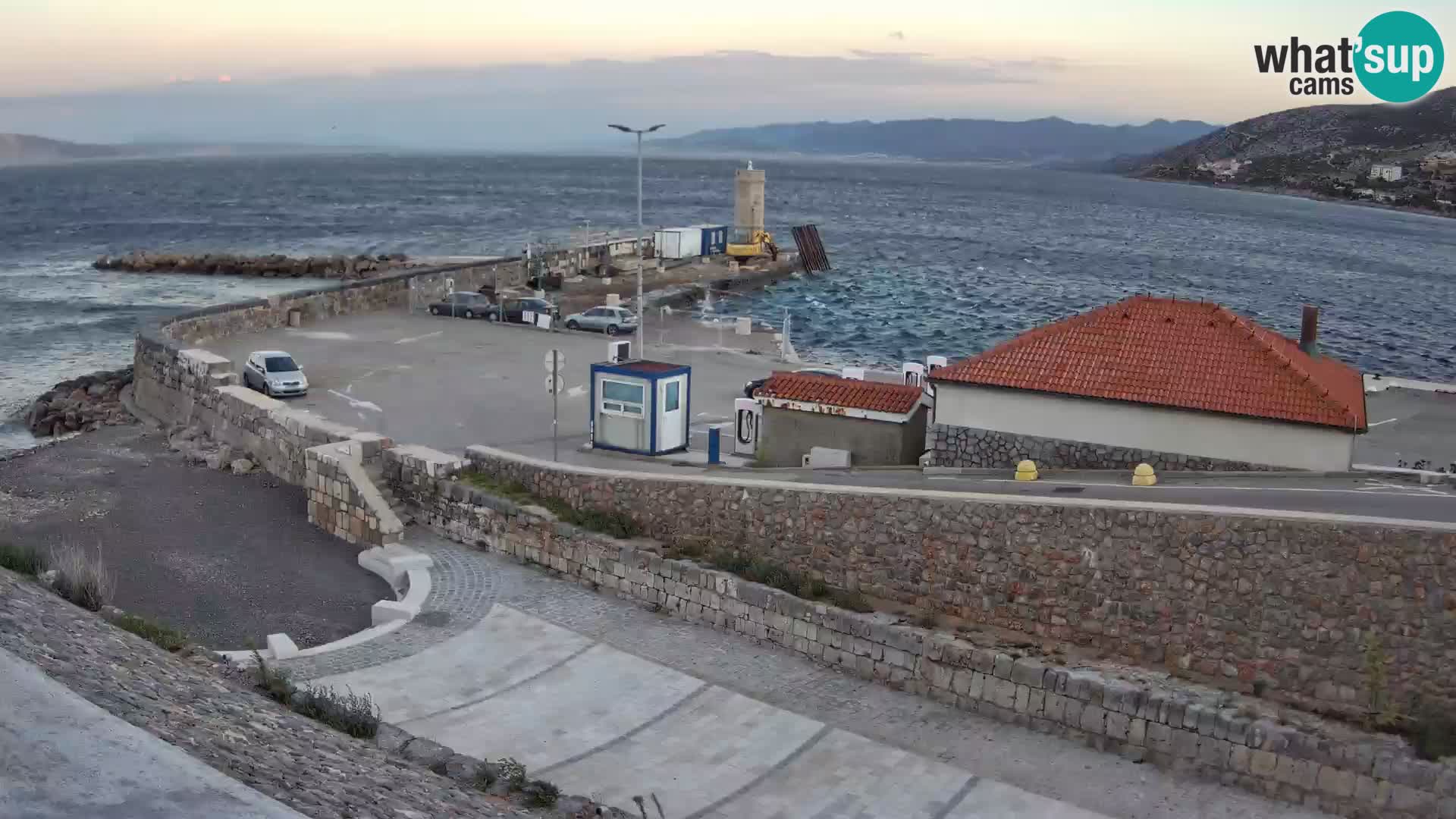 Spletna kamera Senj pristanišče – Pogled na valobran in svetilnik