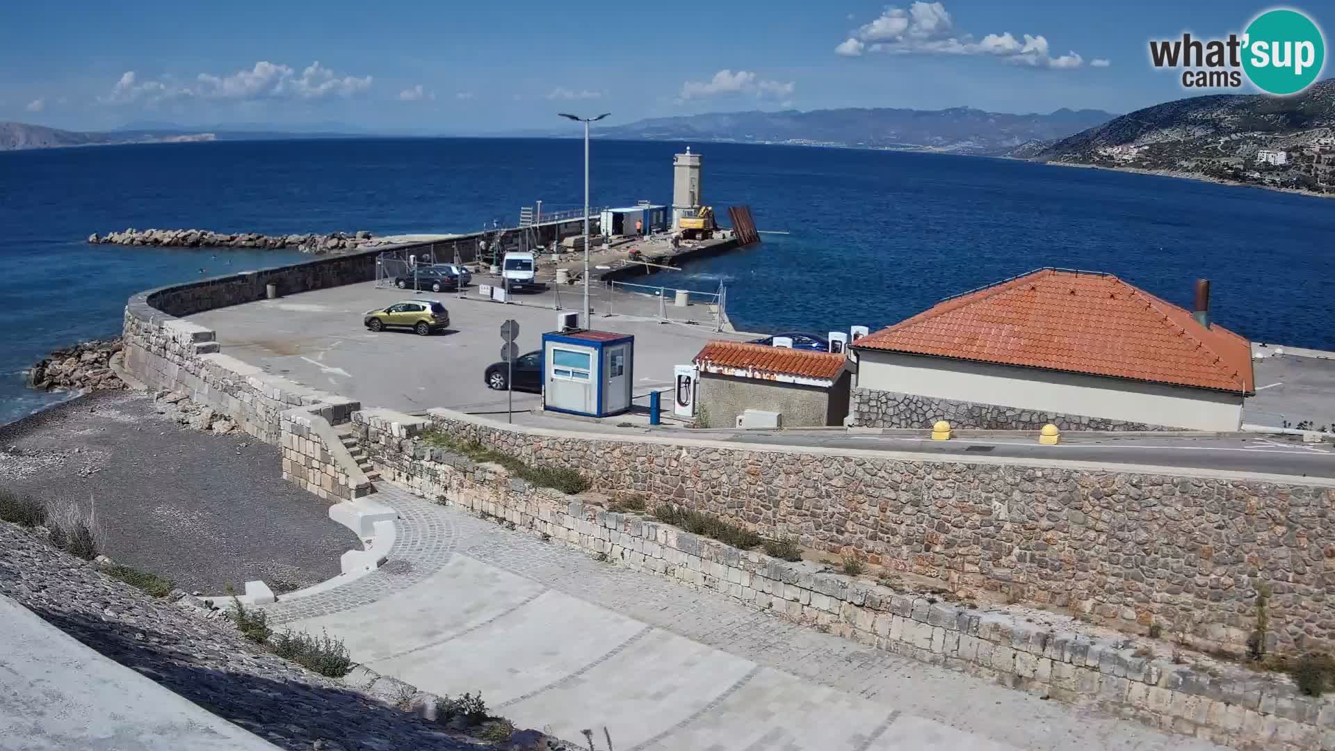 Spletna kamera Senj pristanišče – Pogled na valobran in svetilnik