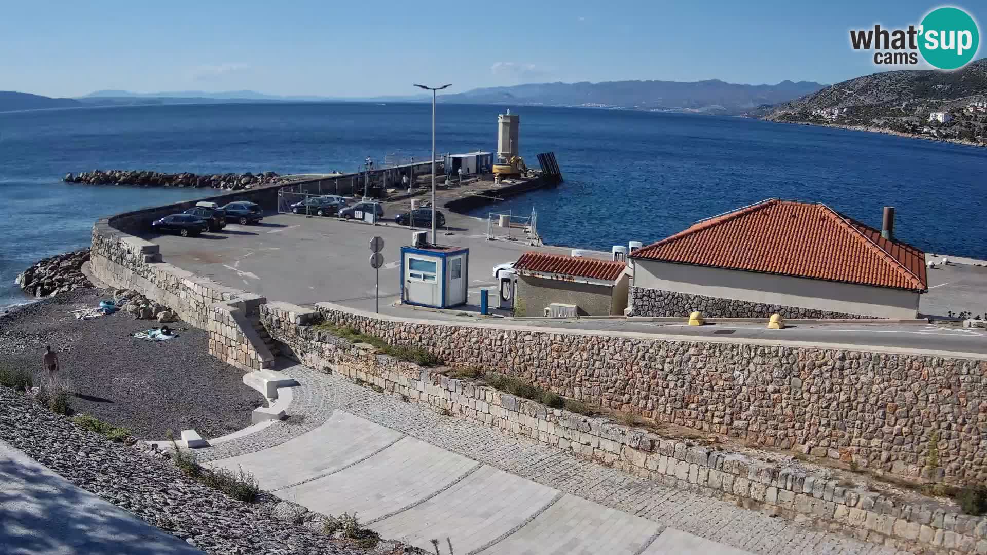 Spletna kamera Senj pristanišče – Pogled na valobran in svetilnik