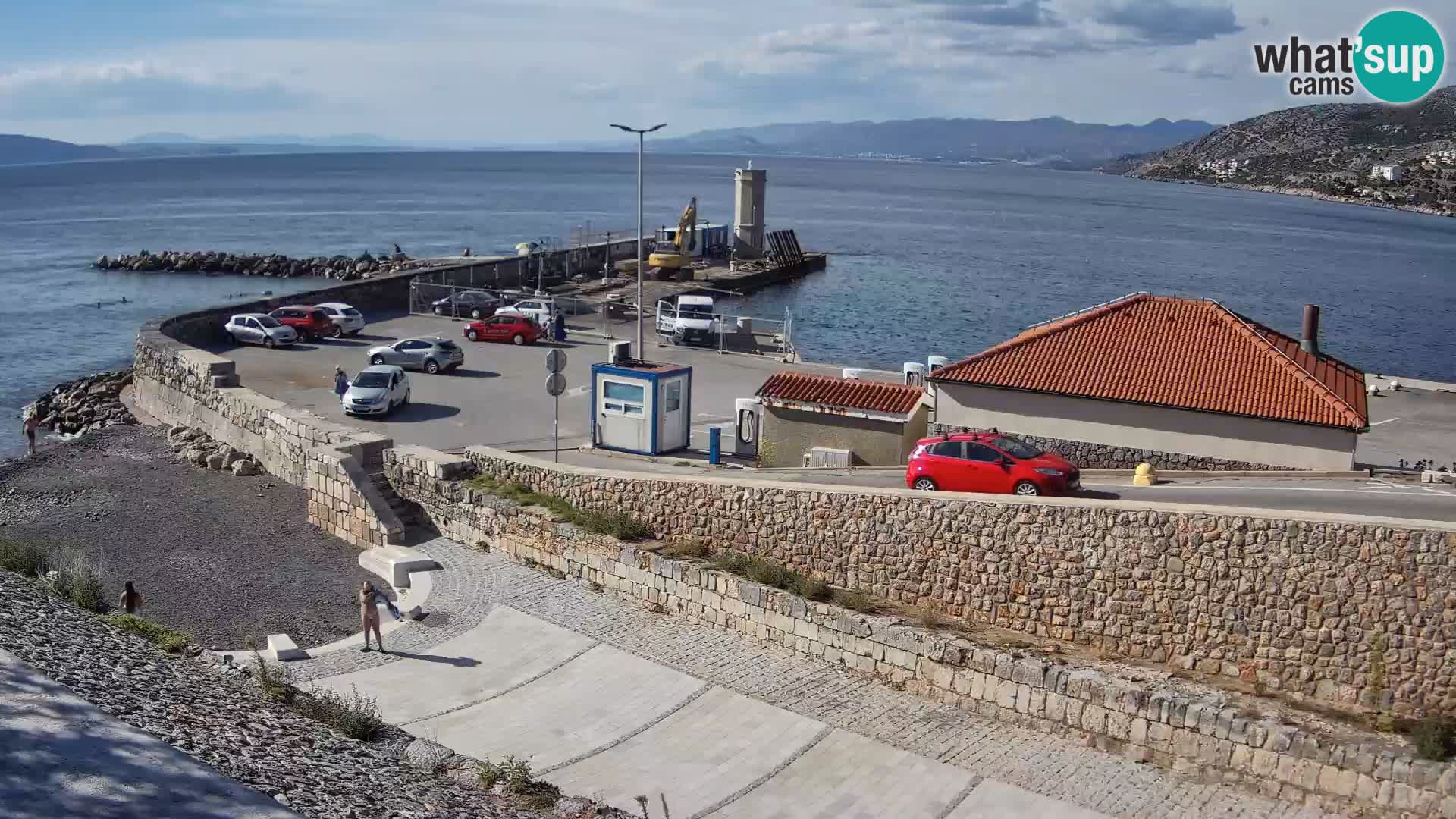 Spletna kamera Senj pristanišče – Pogled na valobran in svetilnik