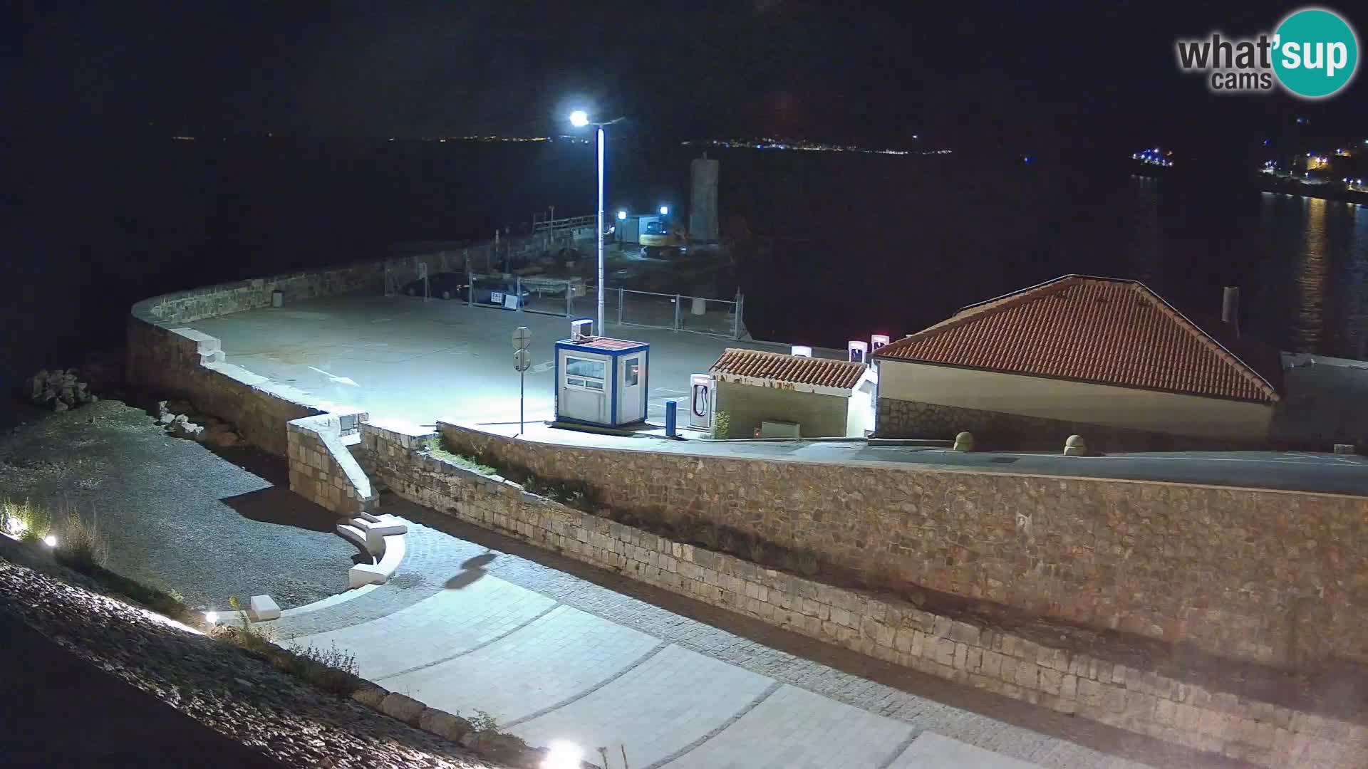 Spletna kamera Senj pristanišče – Pogled na valobran in svetilnik