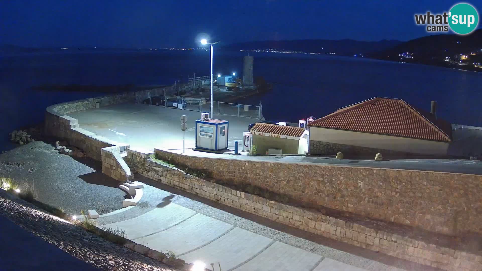 Spletna kamera Senj pristanišče – Pogled na valobran in svetilnik