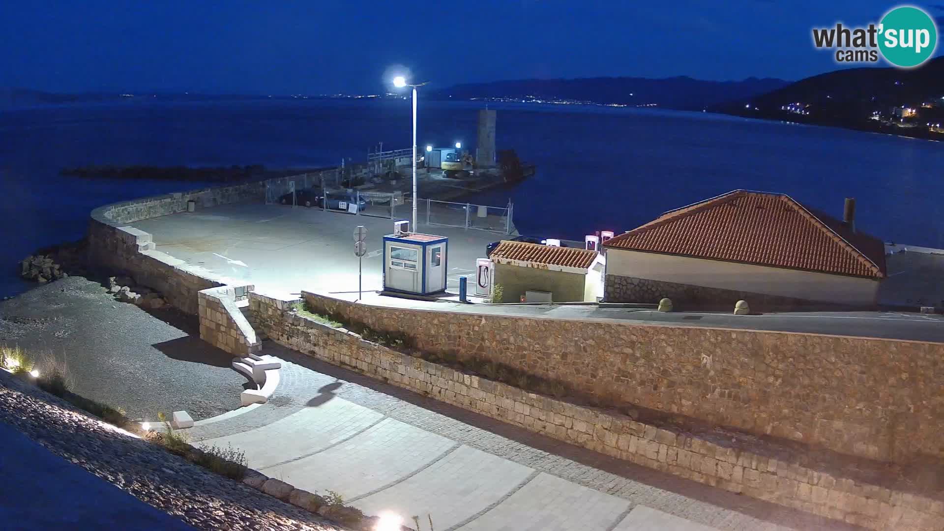 Spletna kamera Senj pristanišče – Pogled na valobran in svetilnik