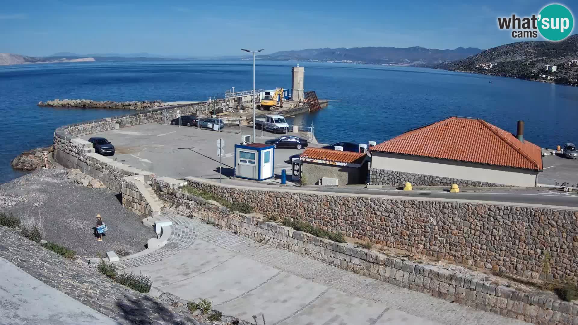 Spletna kamera Senj pristanišče – Pogled na valobran in svetilnik