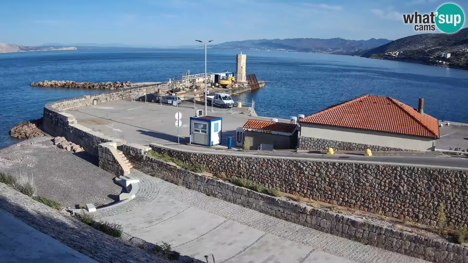 Spletna kamera Senj pristanišče – Pogled na valobran in svetilnik