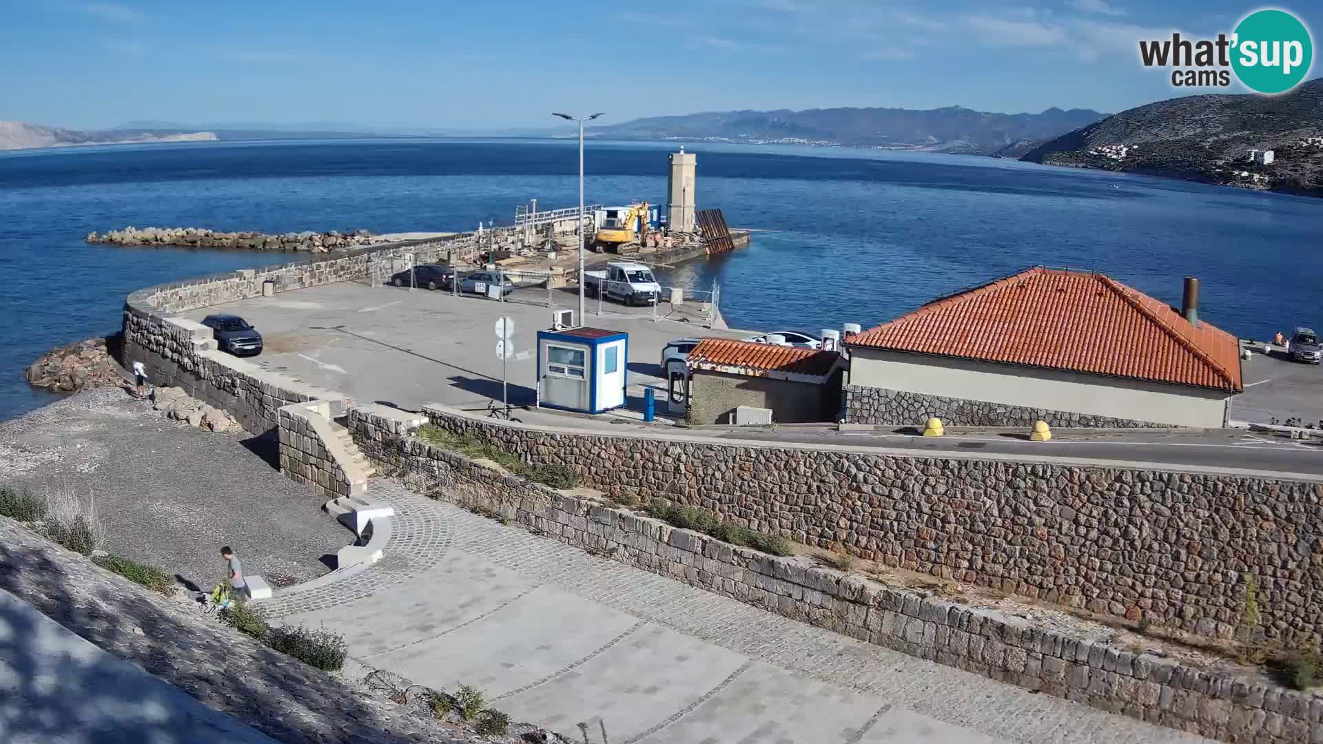 Spletna kamera Senj pristanišče – Pogled na valobran in svetilnik