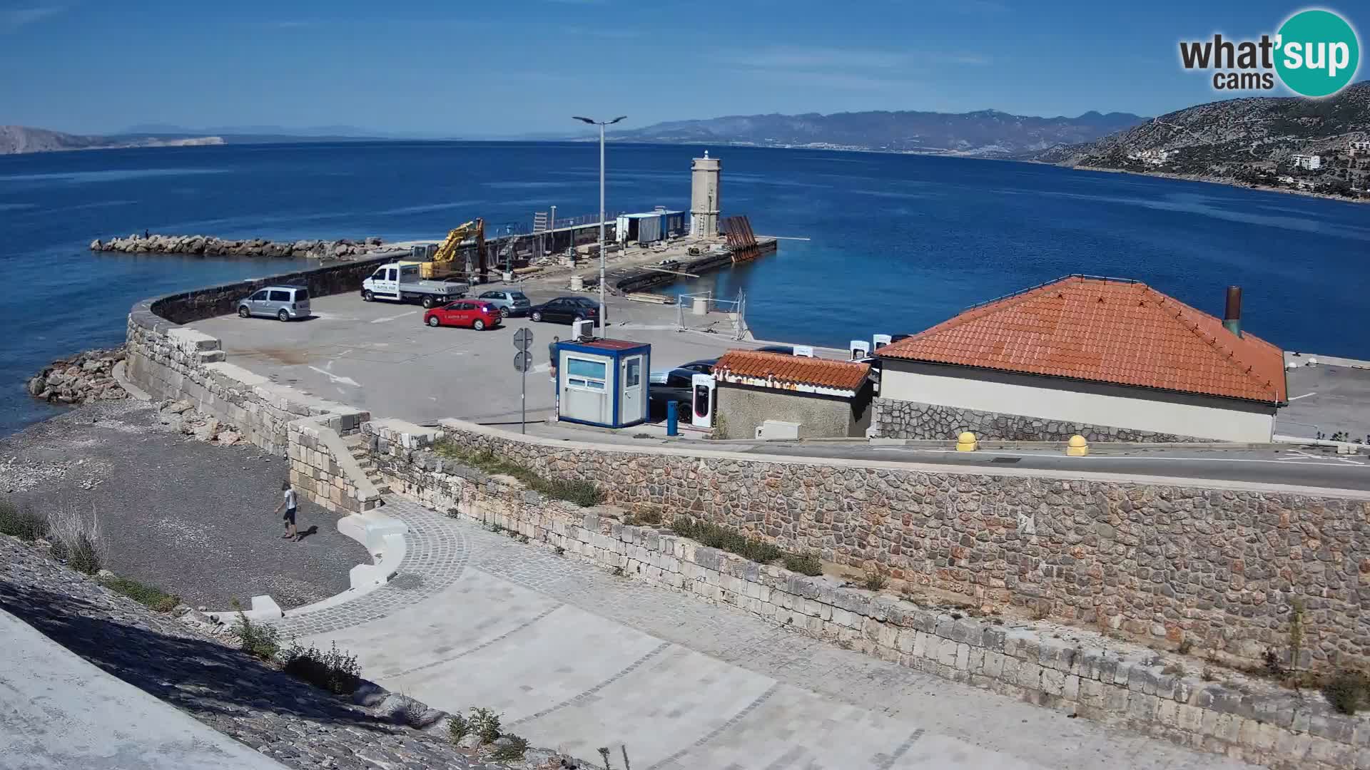 Spletna kamera Senj pristanišče – Pogled na valobran in svetilnik