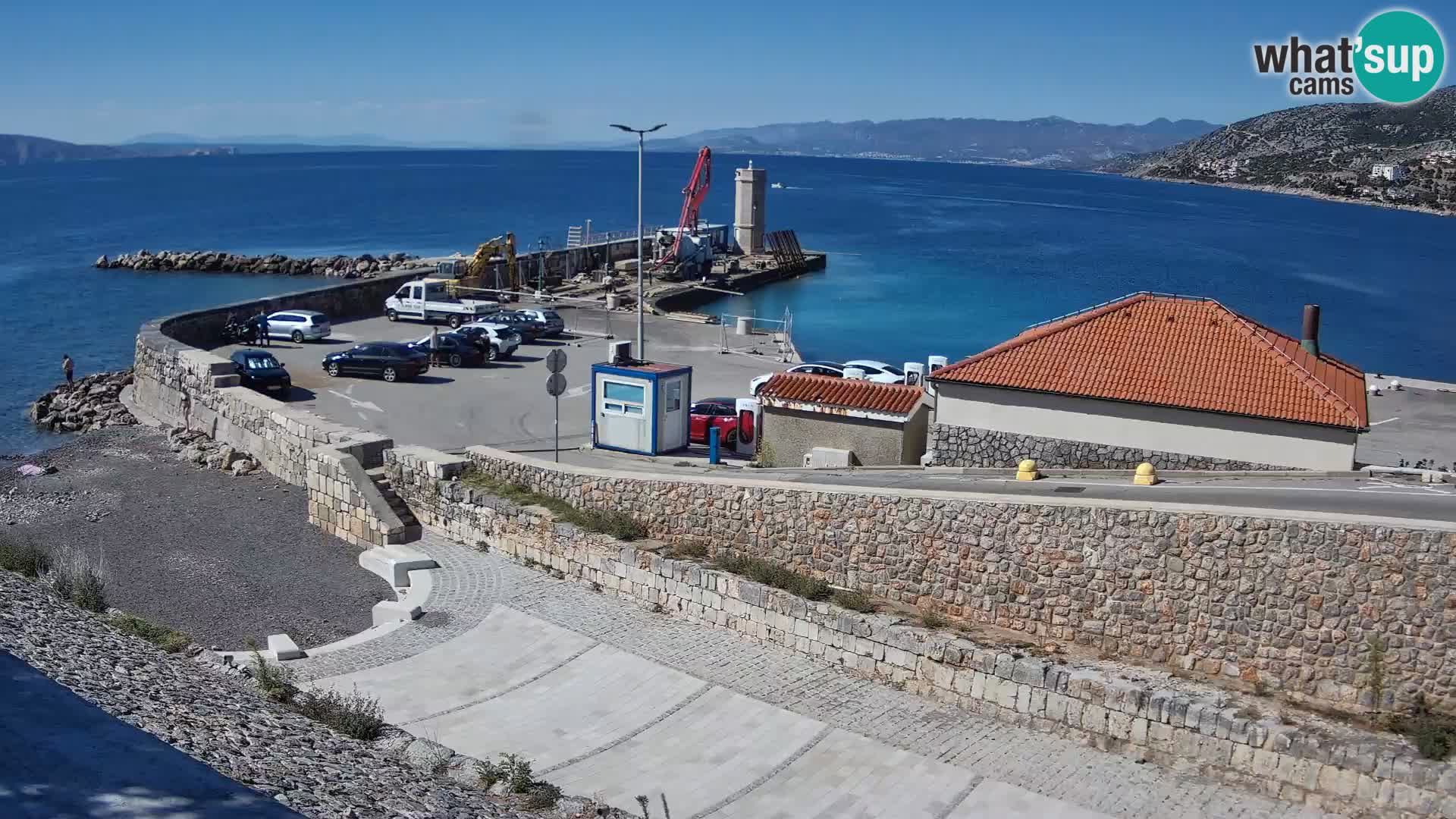 Spletna kamera Senj pristanišče – Pogled na valobran in svetilnik