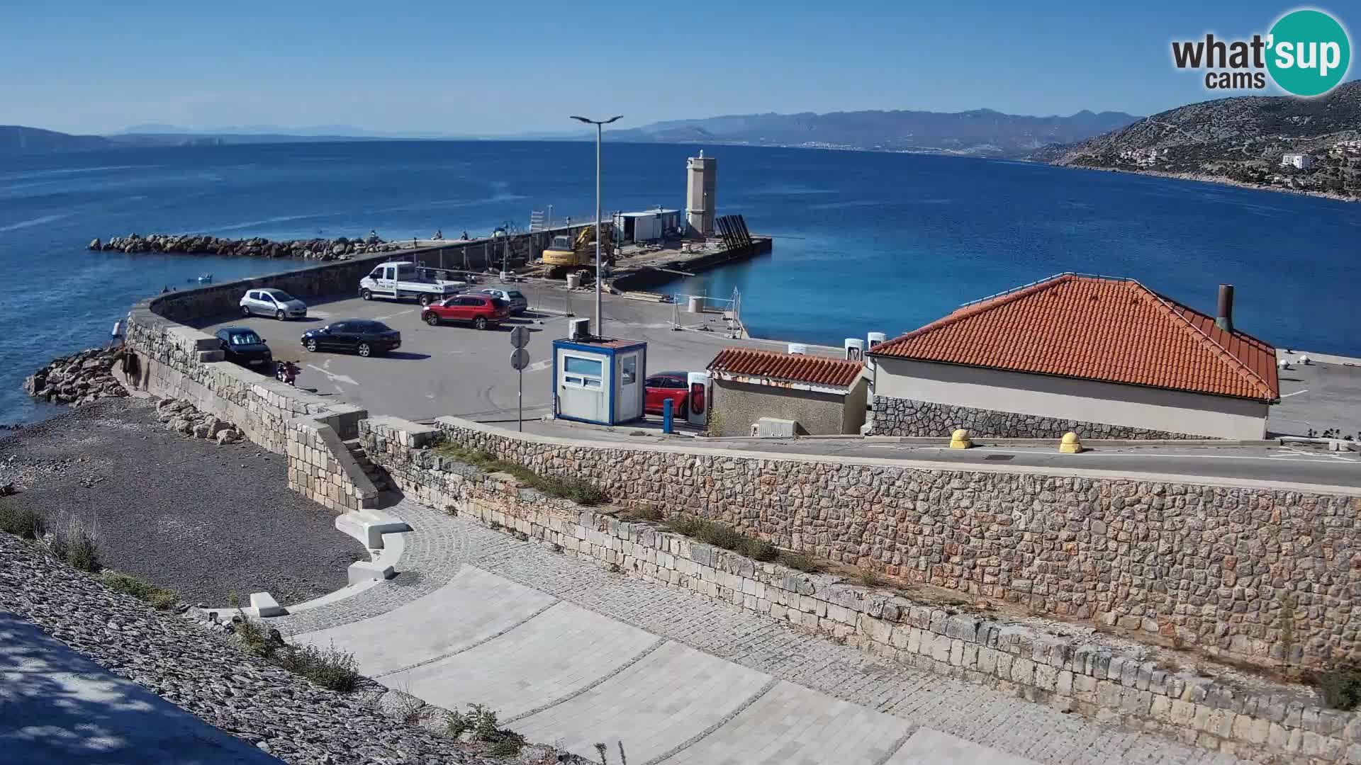 Spletna kamera Senj pristanišče – Pogled na valobran in svetilnik