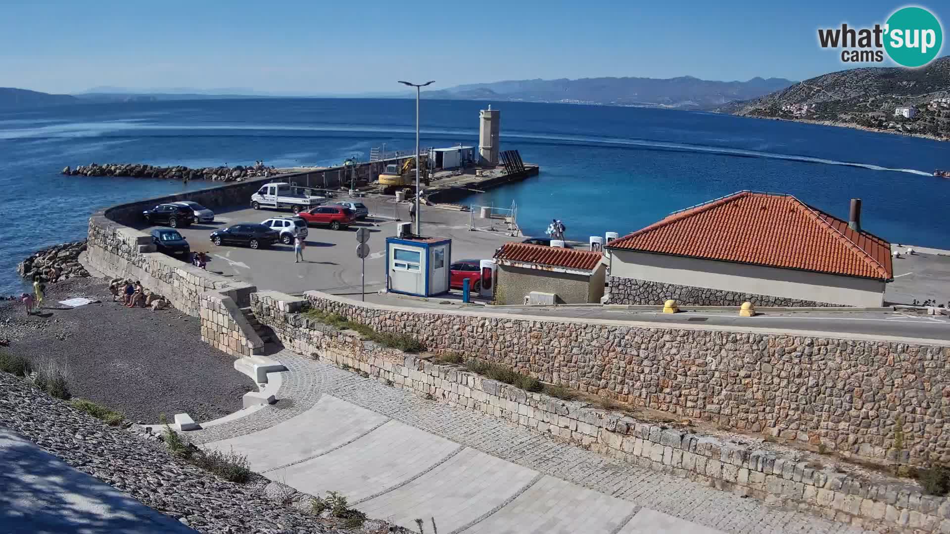 Spletna kamera Senj pristanišče – Pogled na valobran in svetilnik