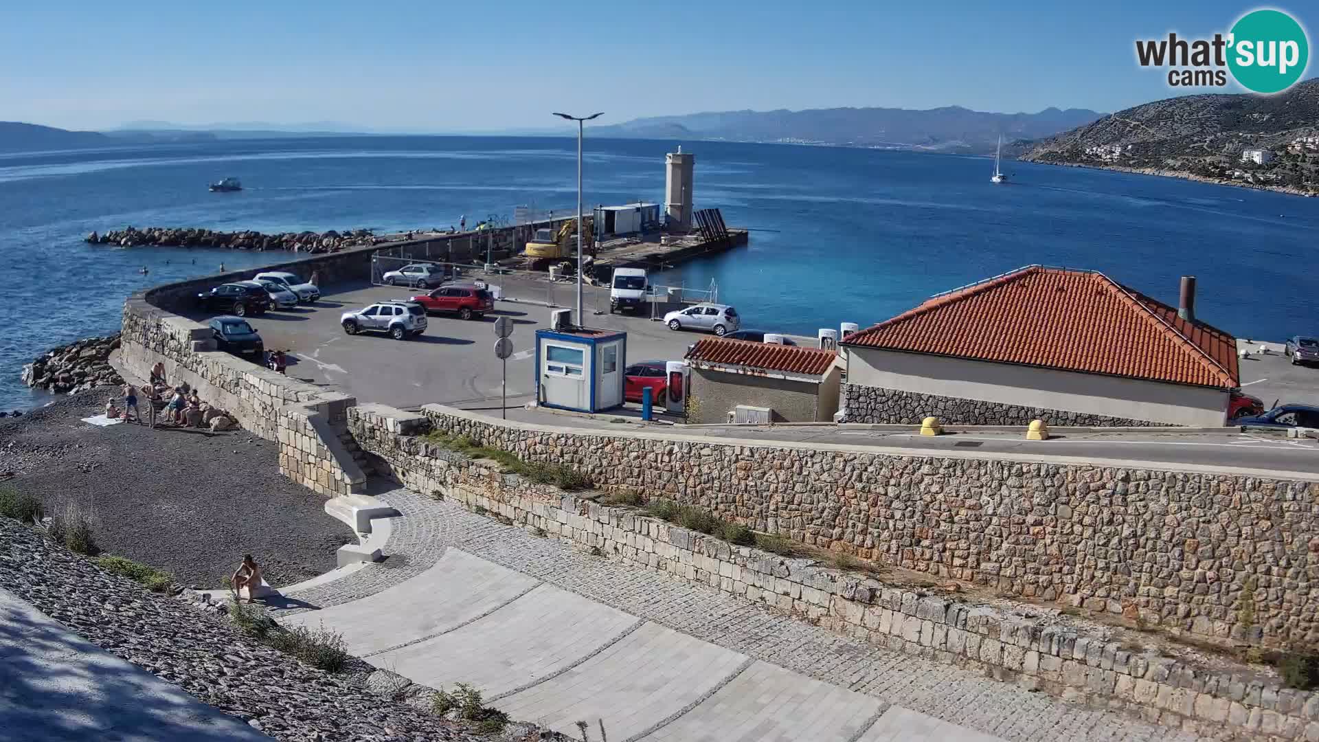Spletna kamera Senj pristanišče – Pogled na valobran in svetilnik