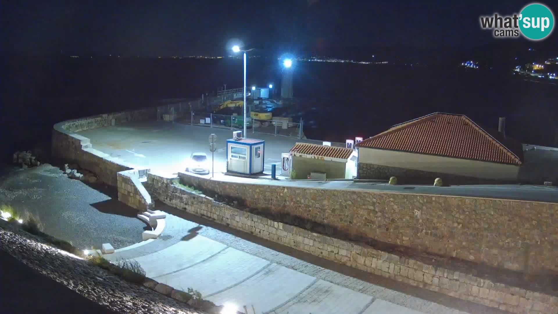 Spletna kamera Senj pristanišče – Pogled na valobran in svetilnik