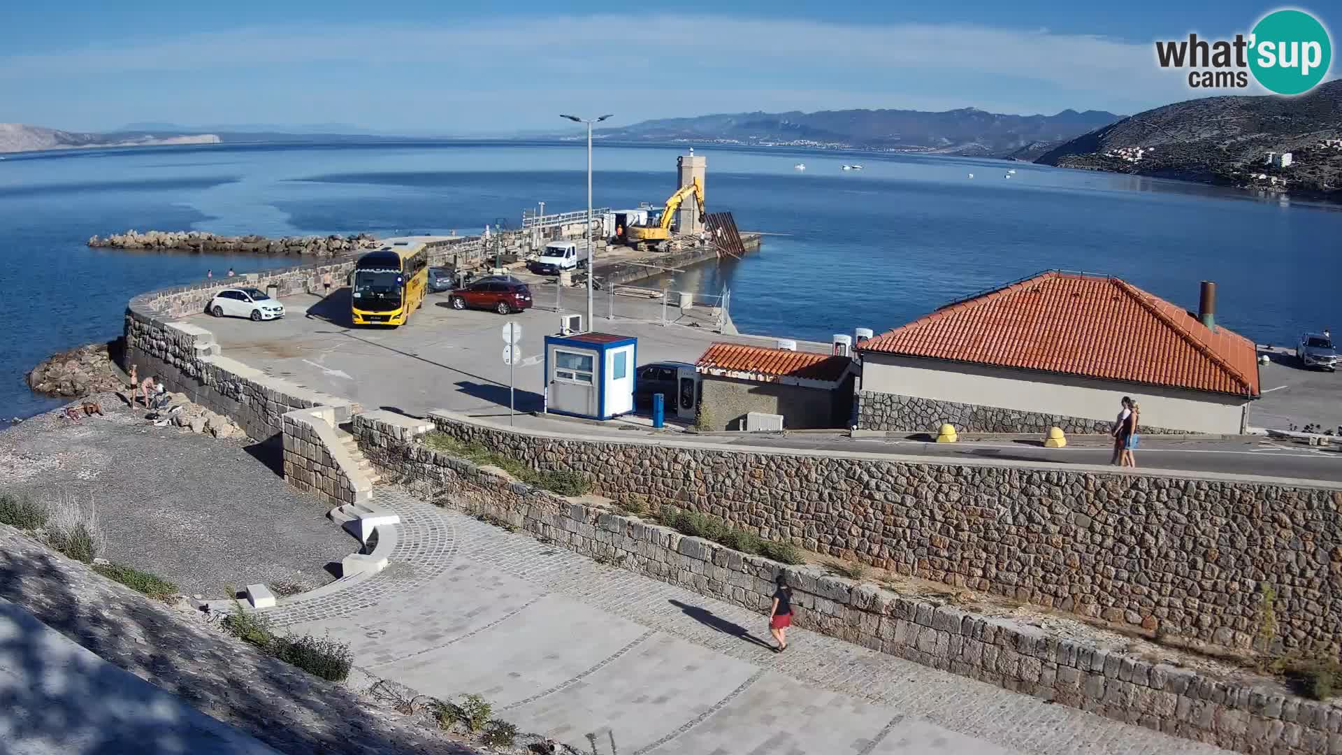 Spletna kamera Senj pristanišče – Pogled na valobran in svetilnik