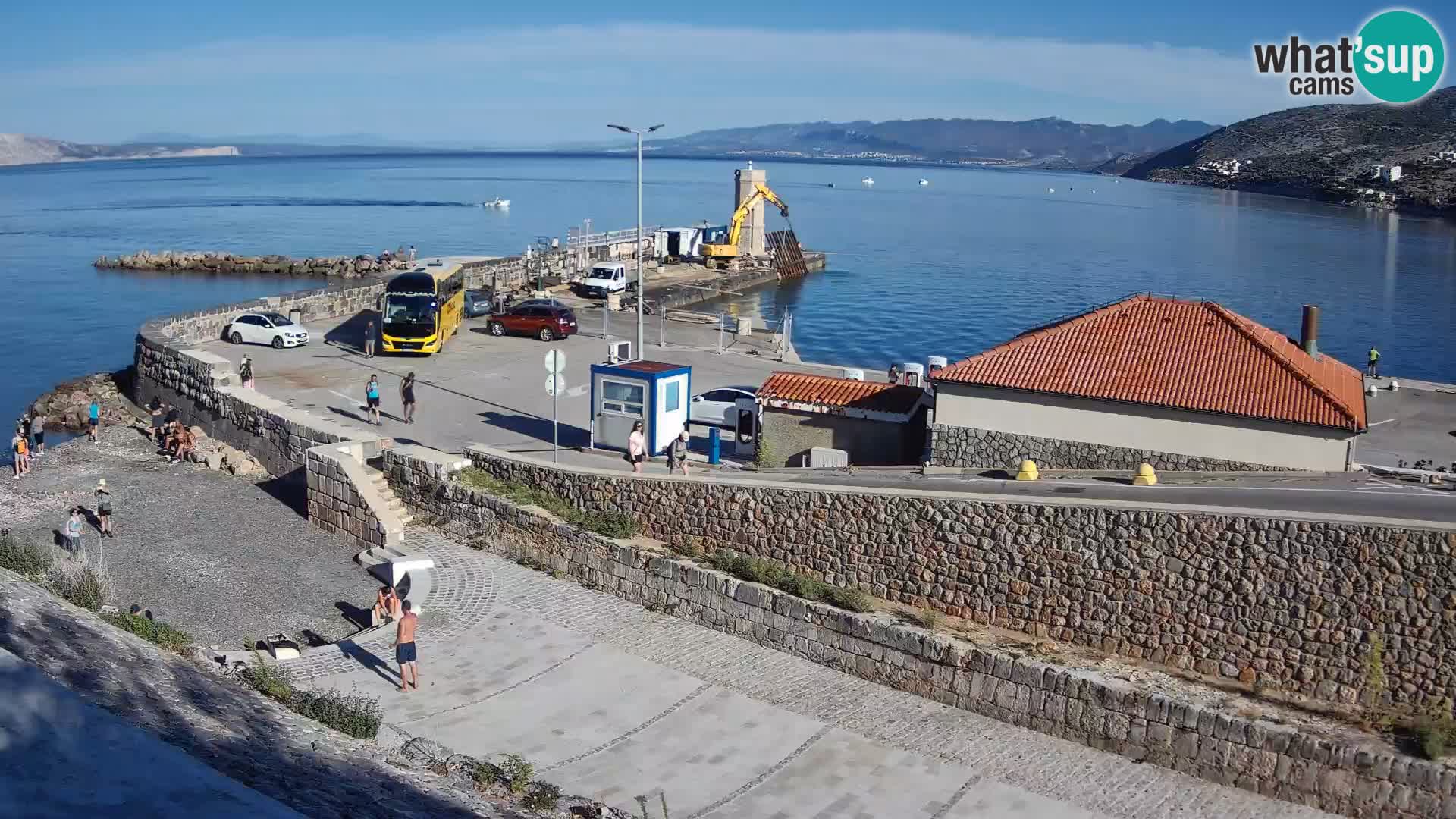 Spletna kamera Senj pristanišče – Pogled na valobran in svetilnik