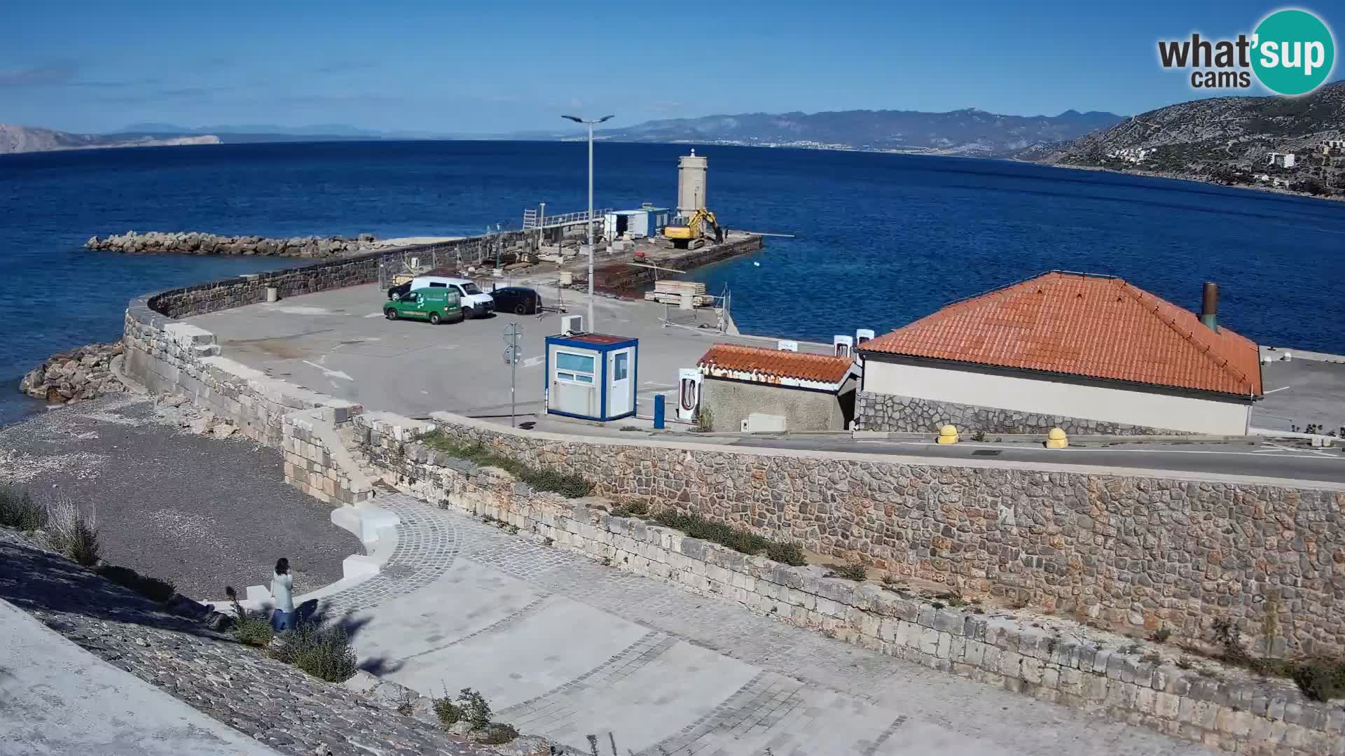 Spletna kamera Senj pristanišče – Pogled na valobran in svetilnik