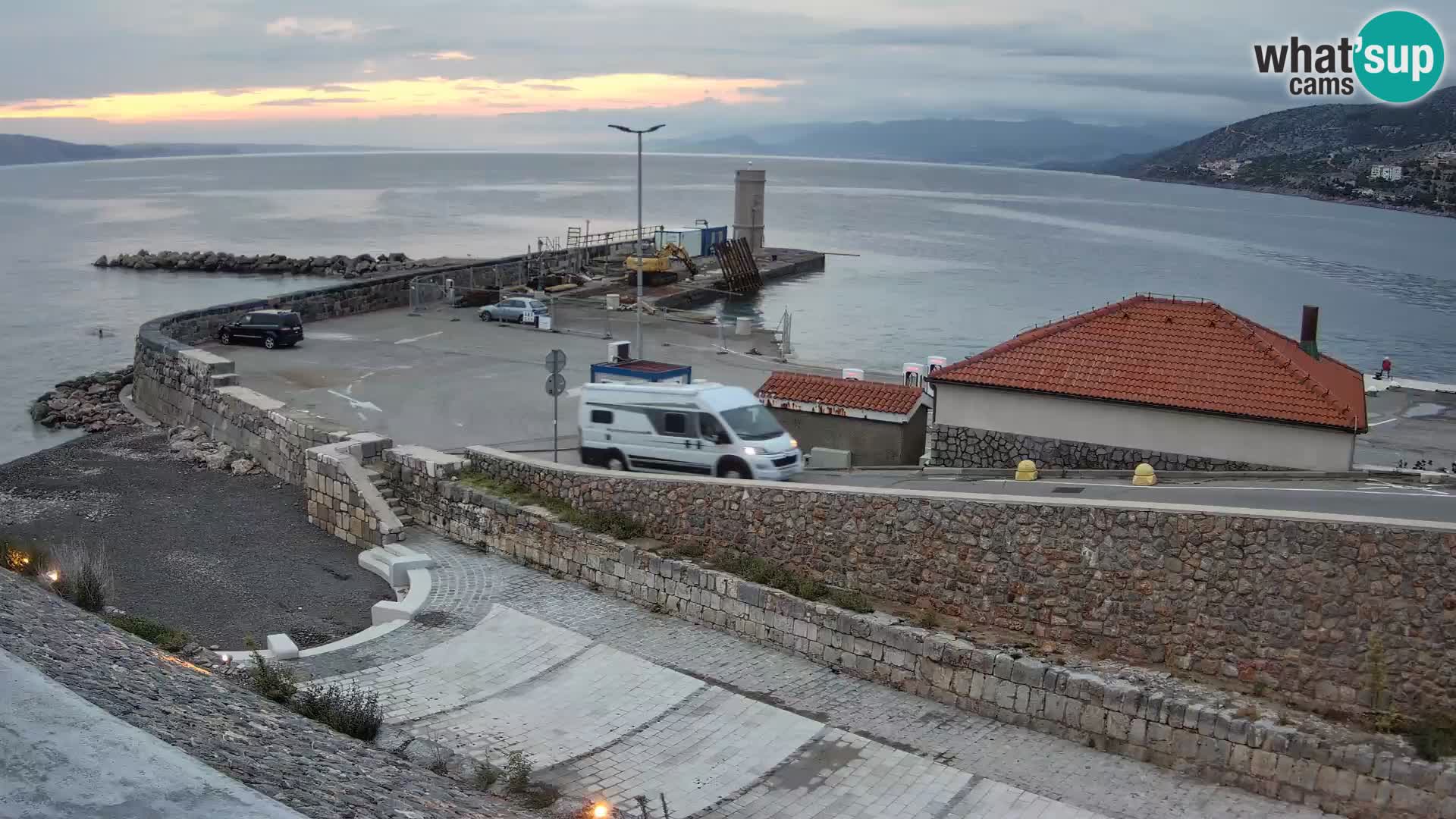 Spletna kamera Senj pristanišče – Pogled na valobran in svetilnik