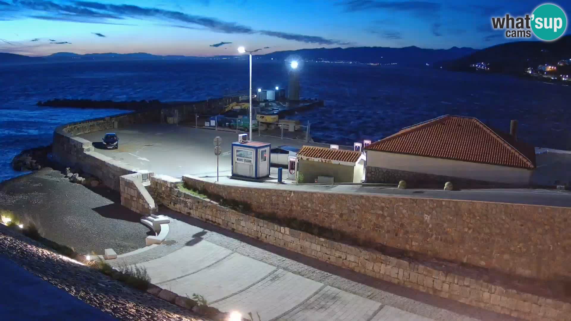 Spletna kamera Senj pristanišče – Pogled na valobran in svetilnik