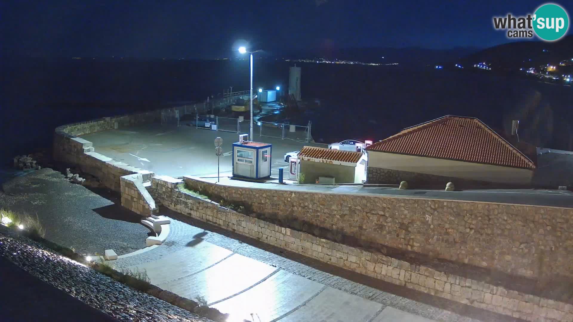 Spletna kamera Senj pristanišče – Pogled na valobran in svetilnik