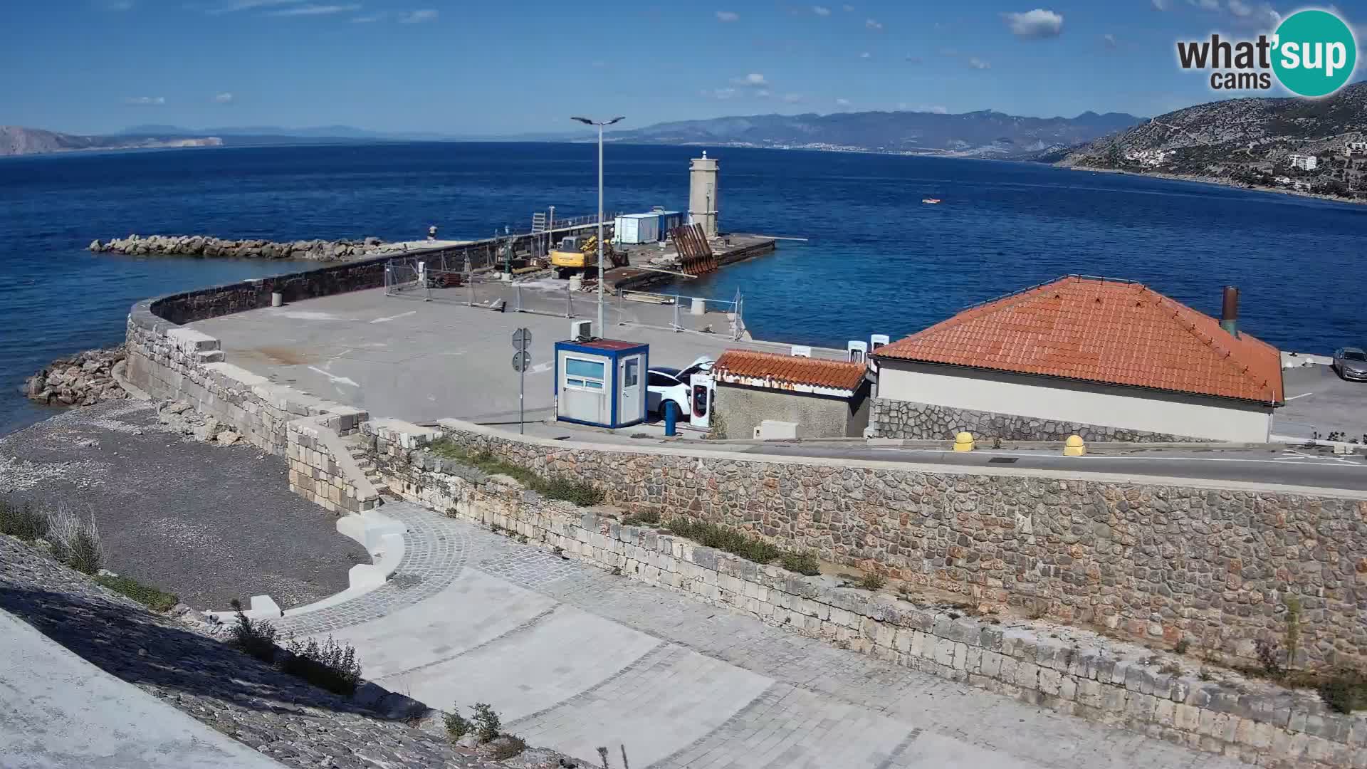Spletna kamera Senj pristanišče – Pogled na valobran in svetilnik