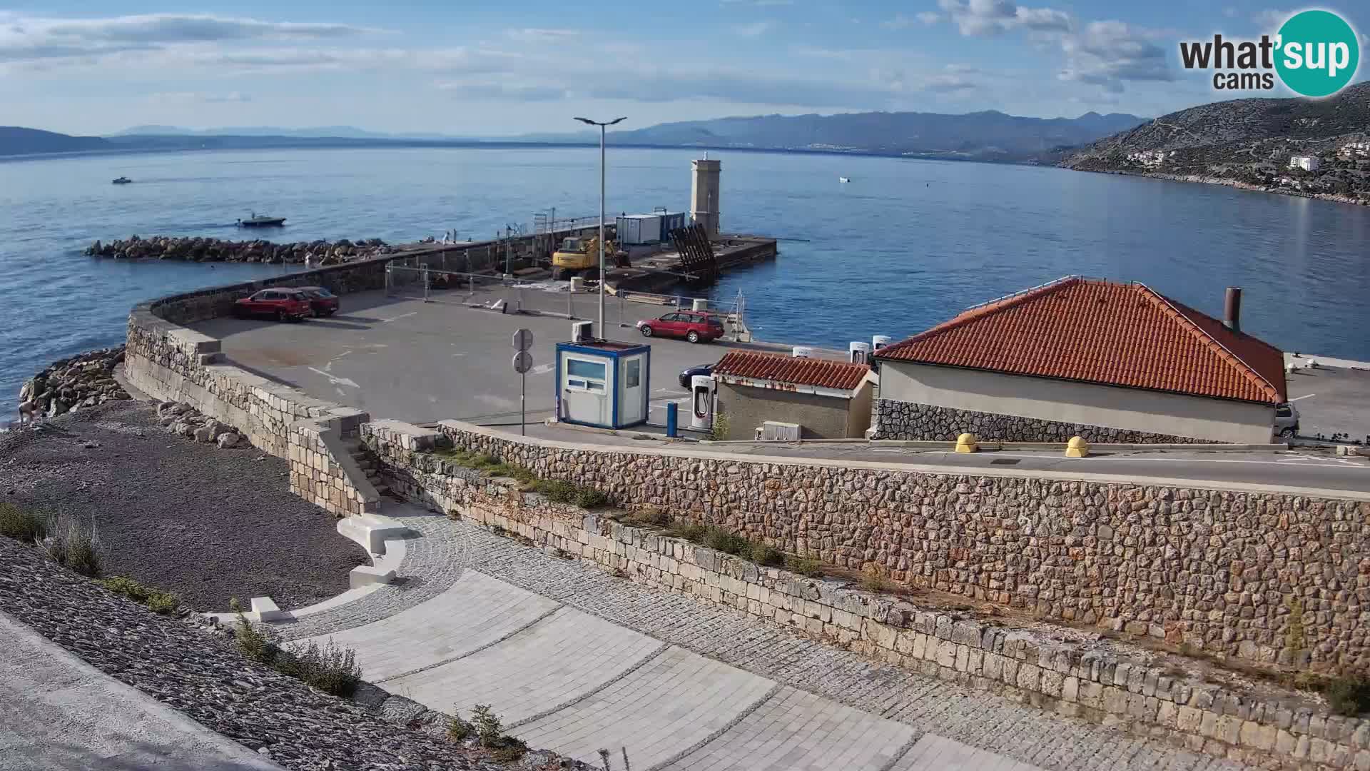 Spletna kamera Senj pristanišče – Pogled na valobran in svetilnik