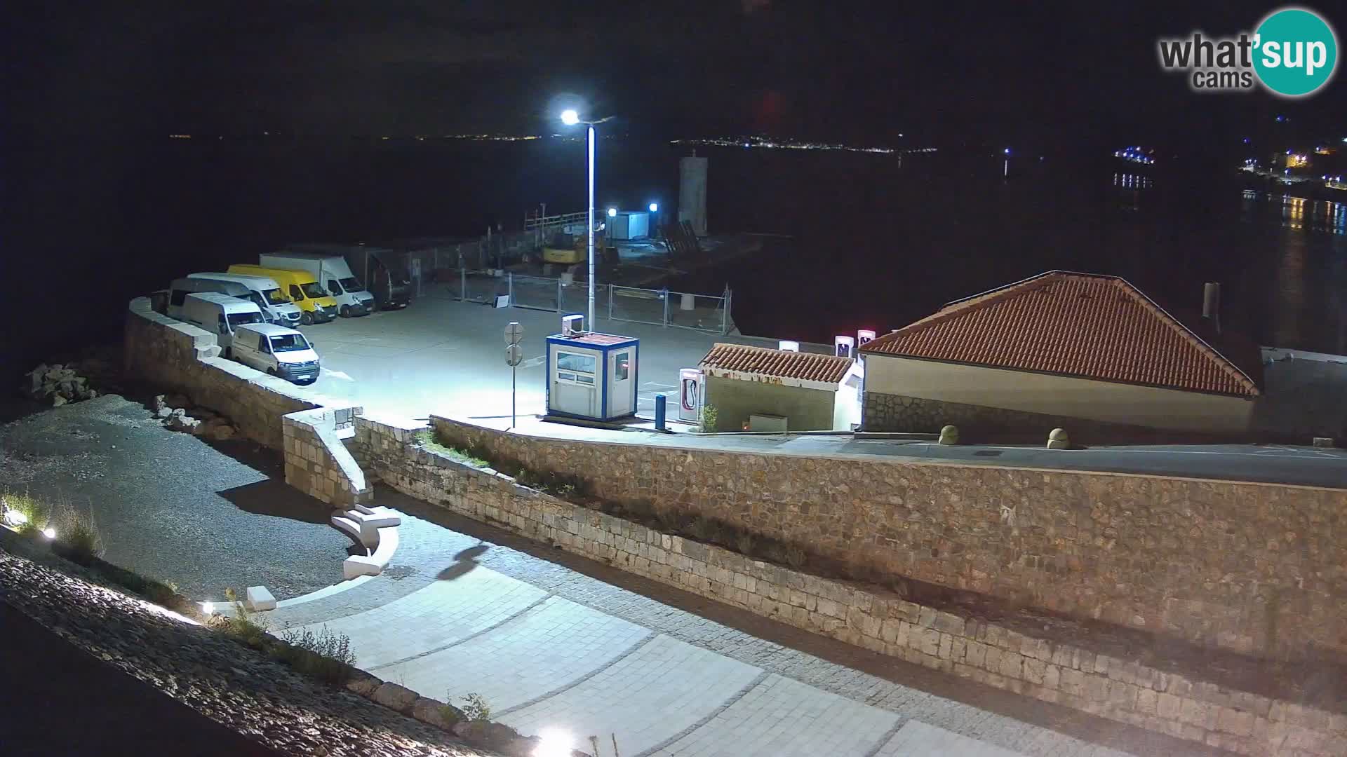 Spletna kamera Senj pristanišče – Pogled na valobran in svetilnik