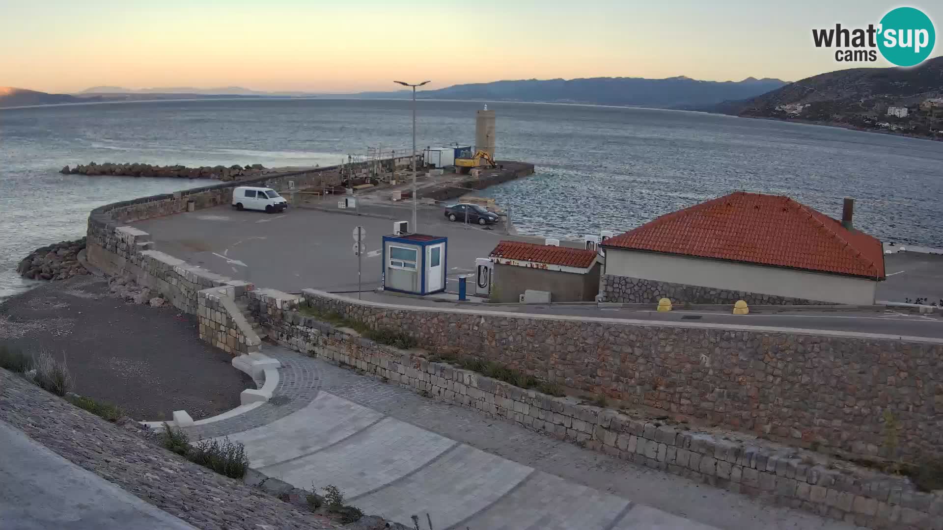 Spletna kamera Senj pristanišče – Pogled na valobran in svetilnik