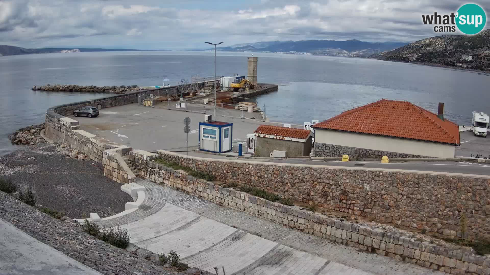 Spletna kamera Senj pristanišče – Pogled na valobran in svetilnik