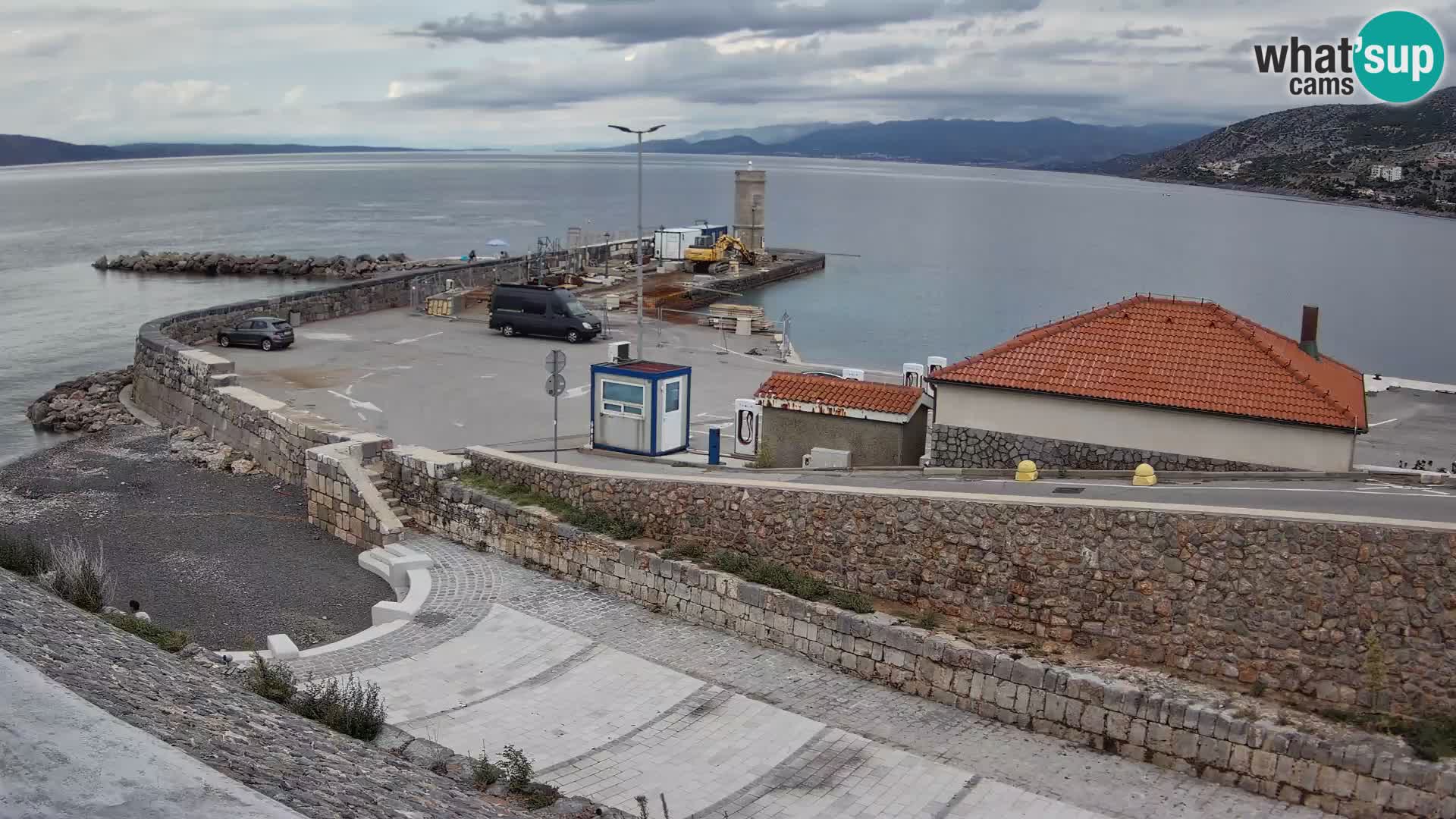 Spletna kamera Senj pristanišče – Pogled na valobran in svetilnik