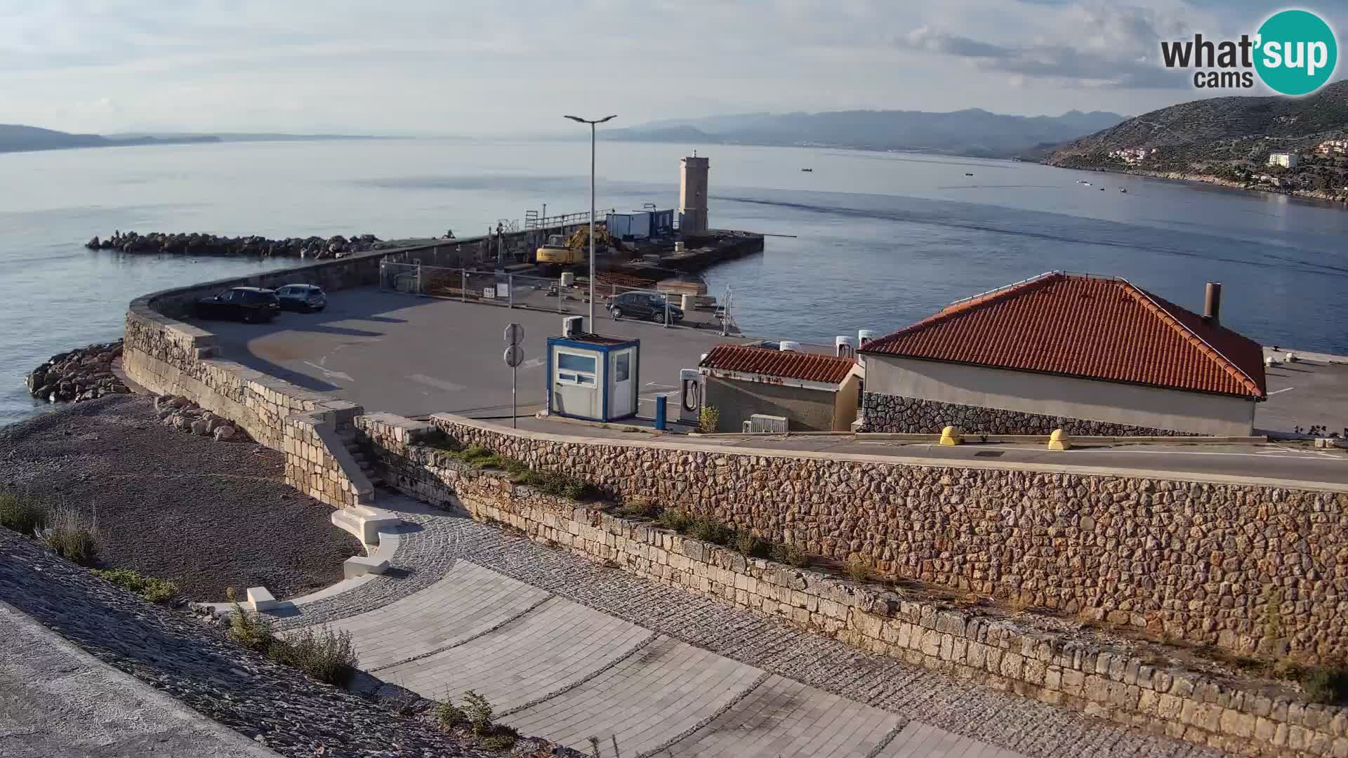 Spletna kamera Senj pristanišče – Pogled na valobran in svetilnik