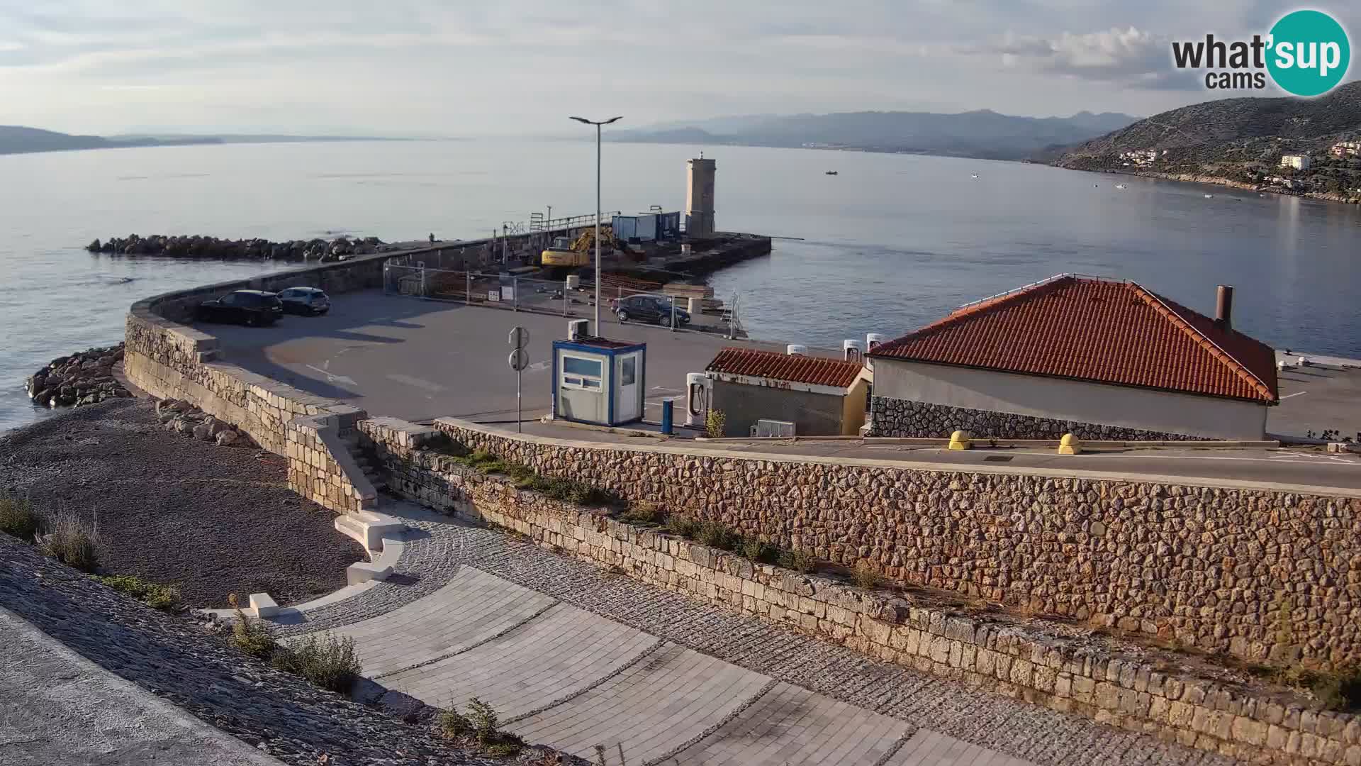 Spletna kamera Senj pristanišče – Pogled na valobran in svetilnik