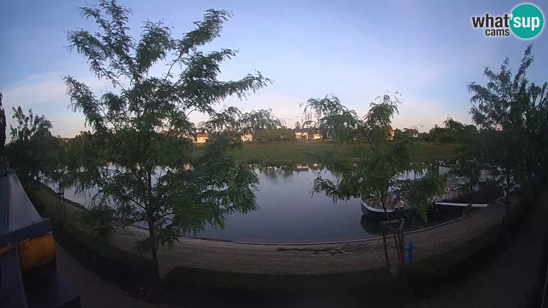 Sisak spletna kamera v živo Pogled na reko Kolpo – Hrvaška