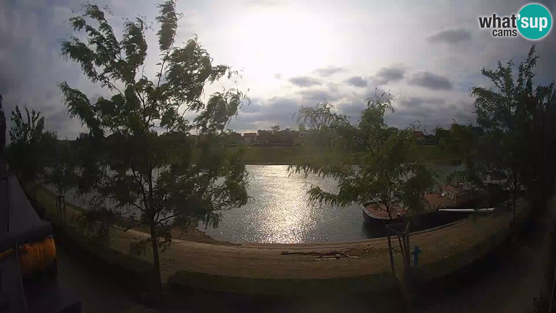 Sisak spletna kamera v živo Pogled na reko Kolpo – Hrvaška
