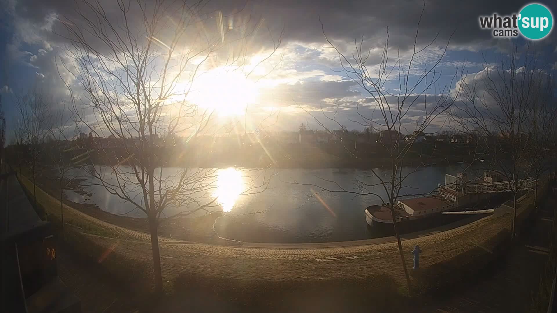 Sisak spletna kamera v živo Pogled na reko Kolpo – Hrvaška