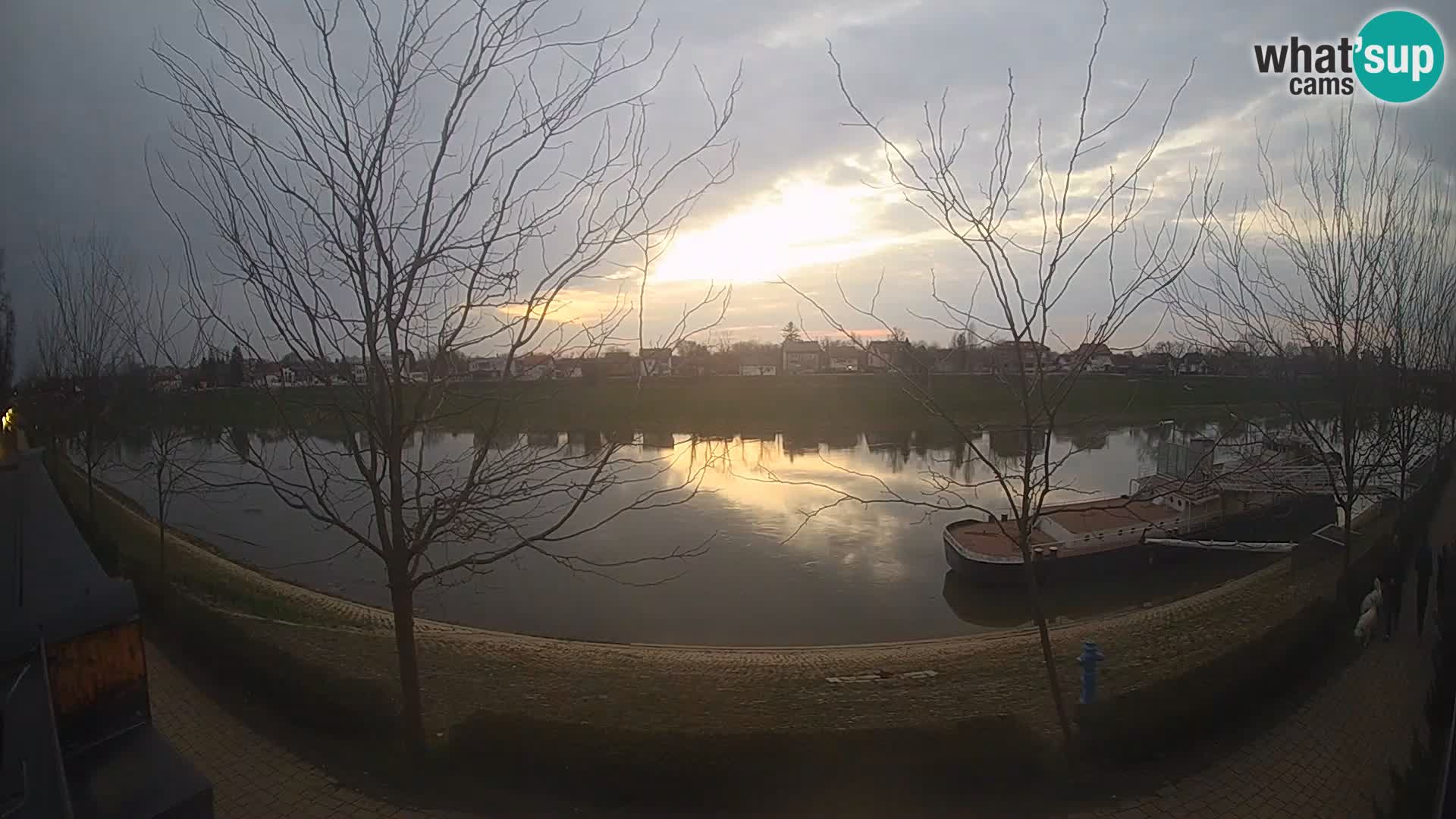 Sisak spletna kamera v živo Pogled na reko Kolpo – Hrvaška