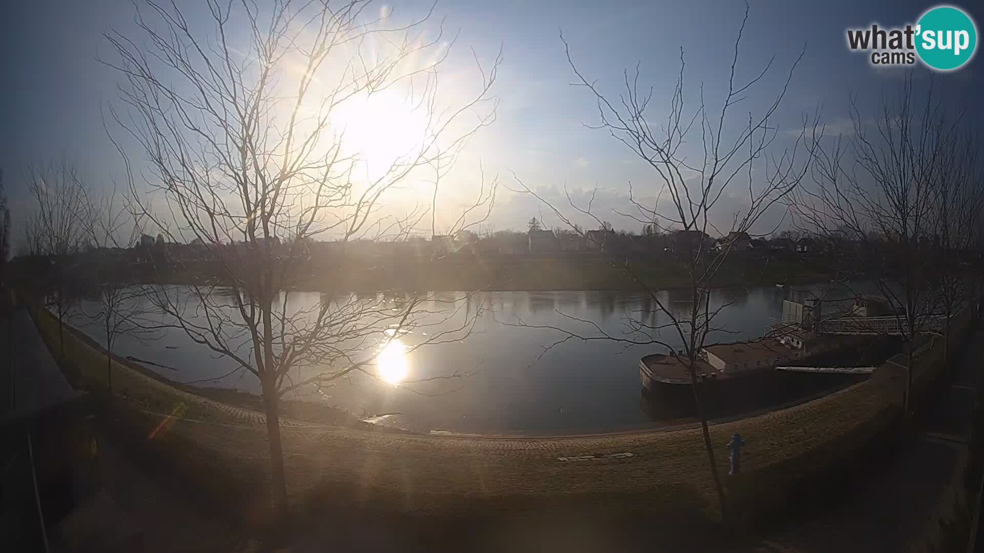 Sisak spletna kamera v živo Pogled na reko Kolpo – Hrvaška