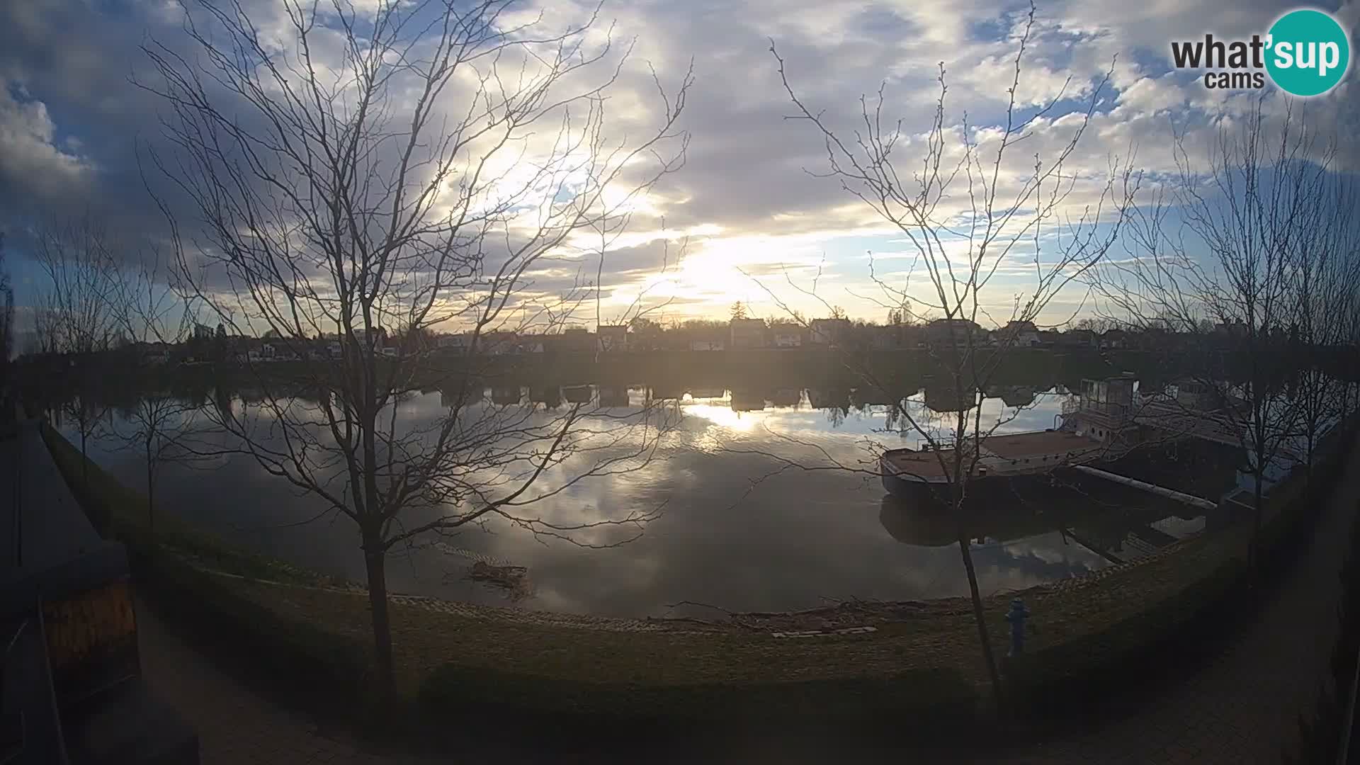 Sisak spletna kamera v živo Pogled na reko Kolpo – Hrvaška