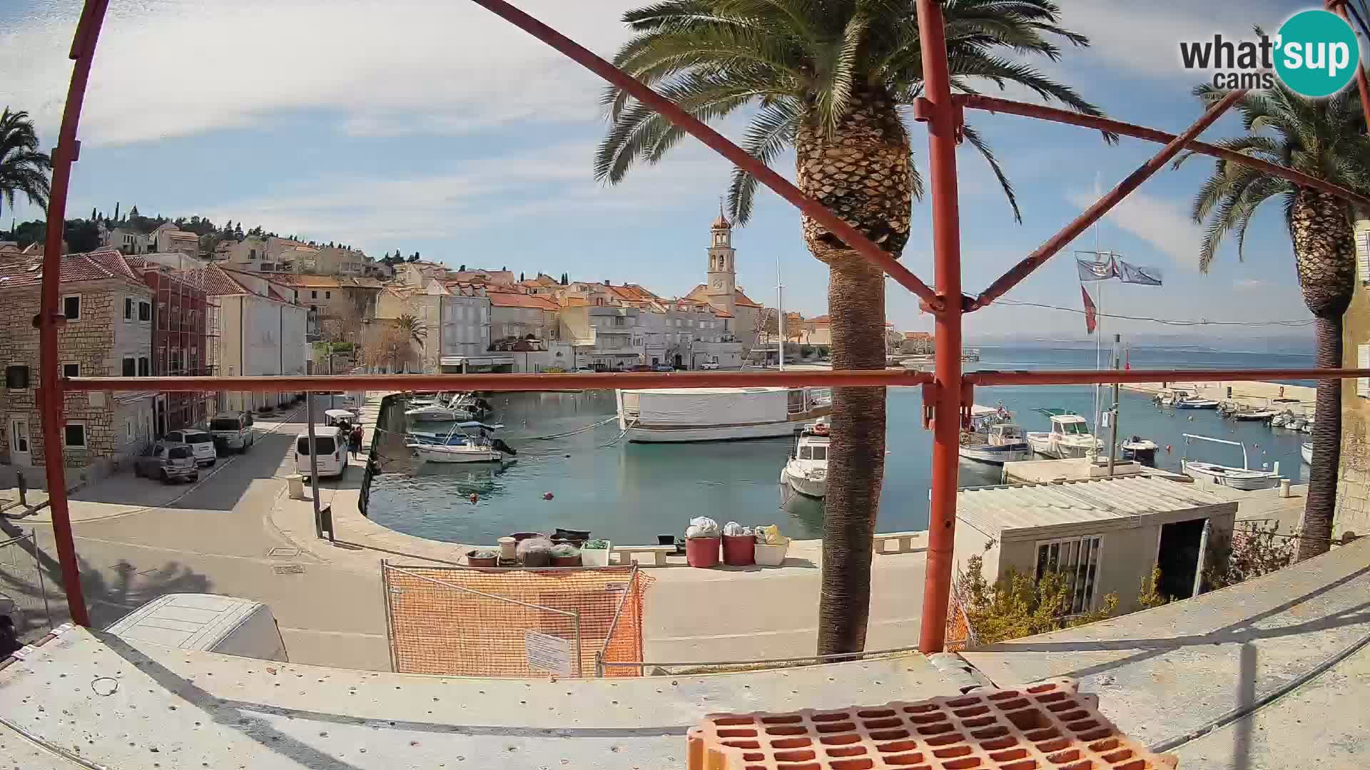Spletna kamera Sutivan Mandrač – Pogled v živo z otoka Brač