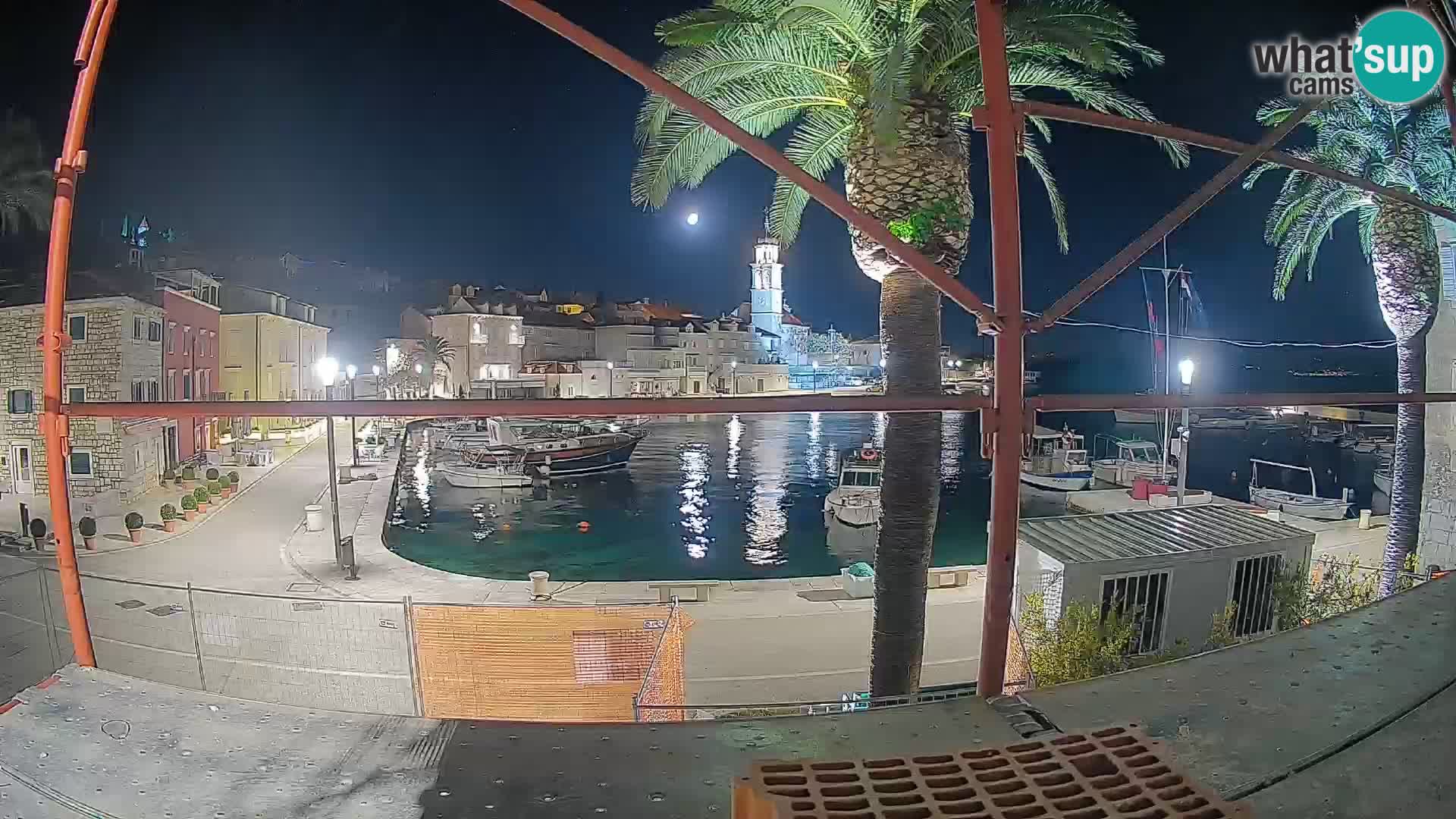 Spletna kamera Sutivan Mandrač – Pogled v živo z otoka Brač