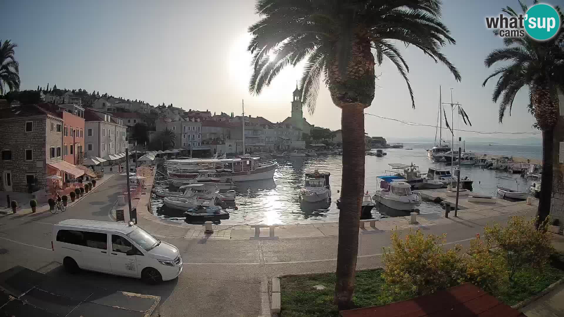 Spletna kamera Sutivan Mandrač – Pogled v živo z otoka Brač