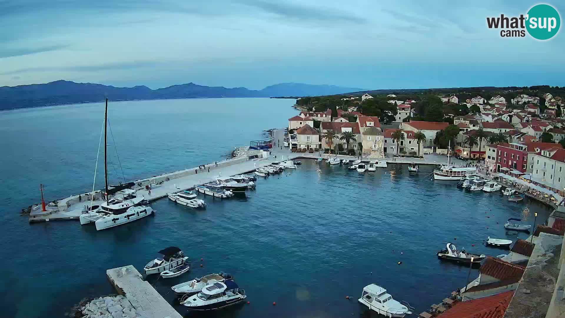 Spletna kamera Sutivan panorama – pogled v živo z otoka Brač