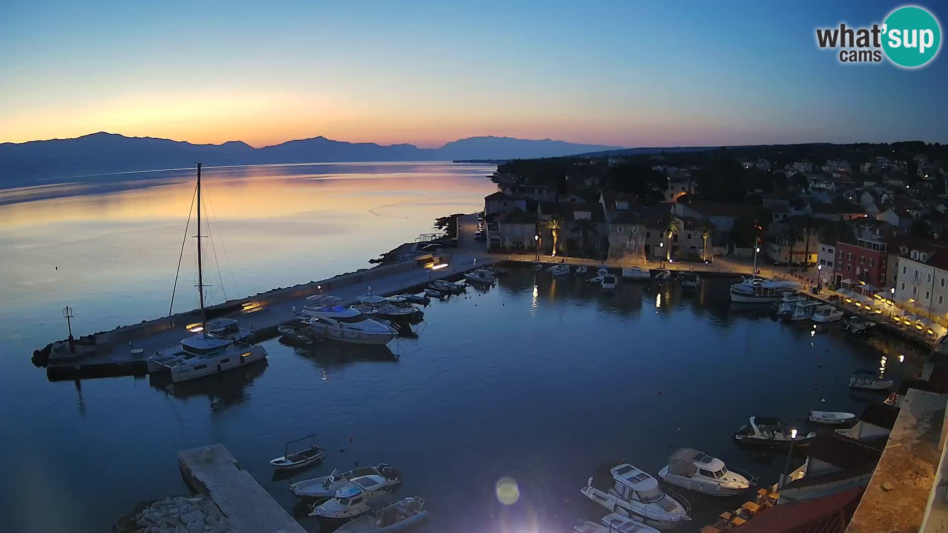 Spletna kamera Sutivan panorama – pogled v živo z otoka Brač