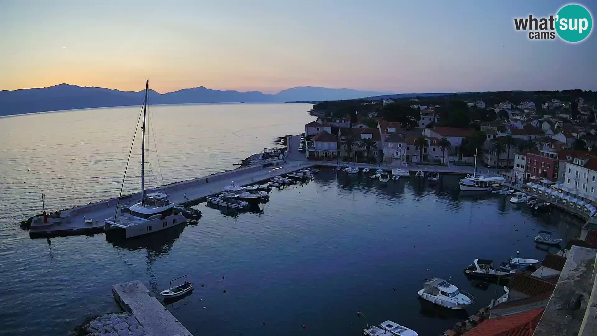 Spletna kamera Sutivan panorama – pogled v živo z otoka Brač