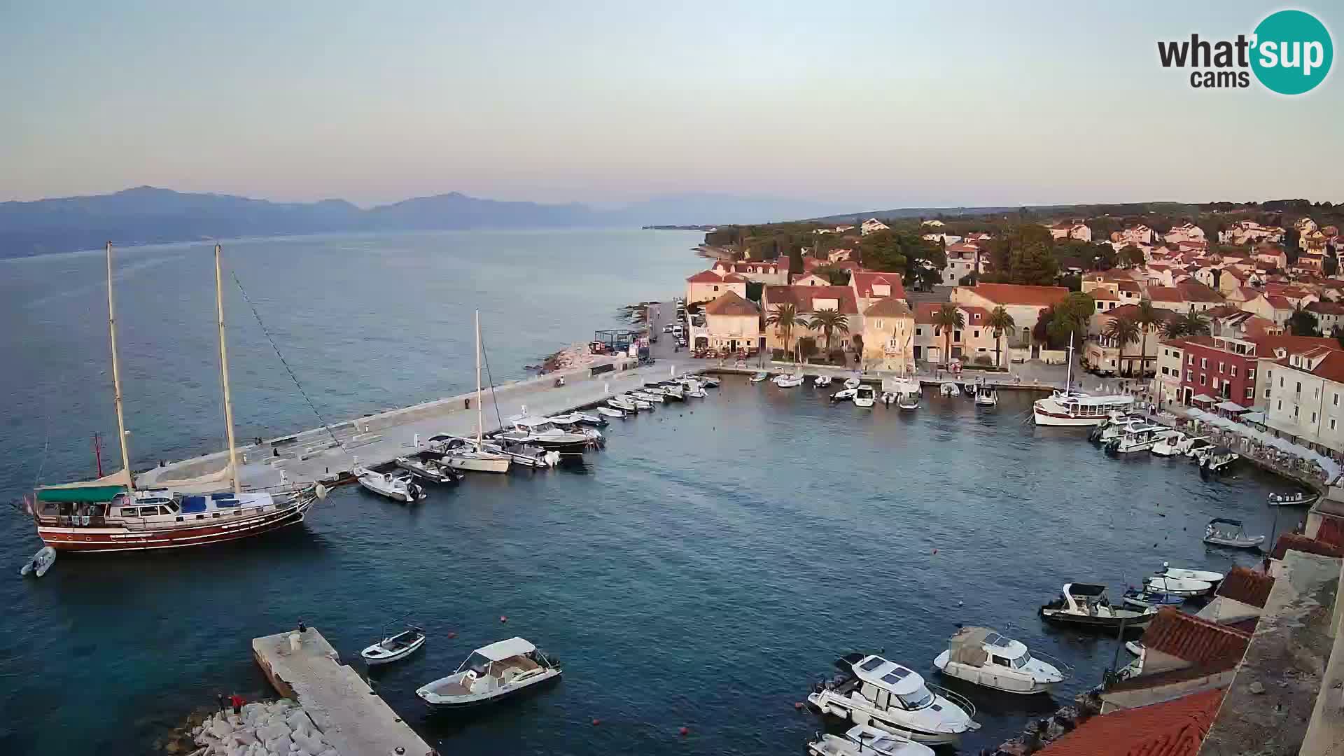 Spletna kamera Sutivan panorama – pogled v živo z otoka Brač