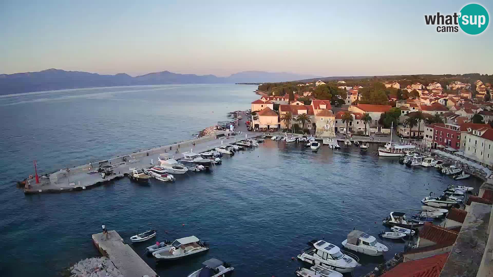 Spletna kamera Sutivan panorama – pogled v živo z otoka Brač