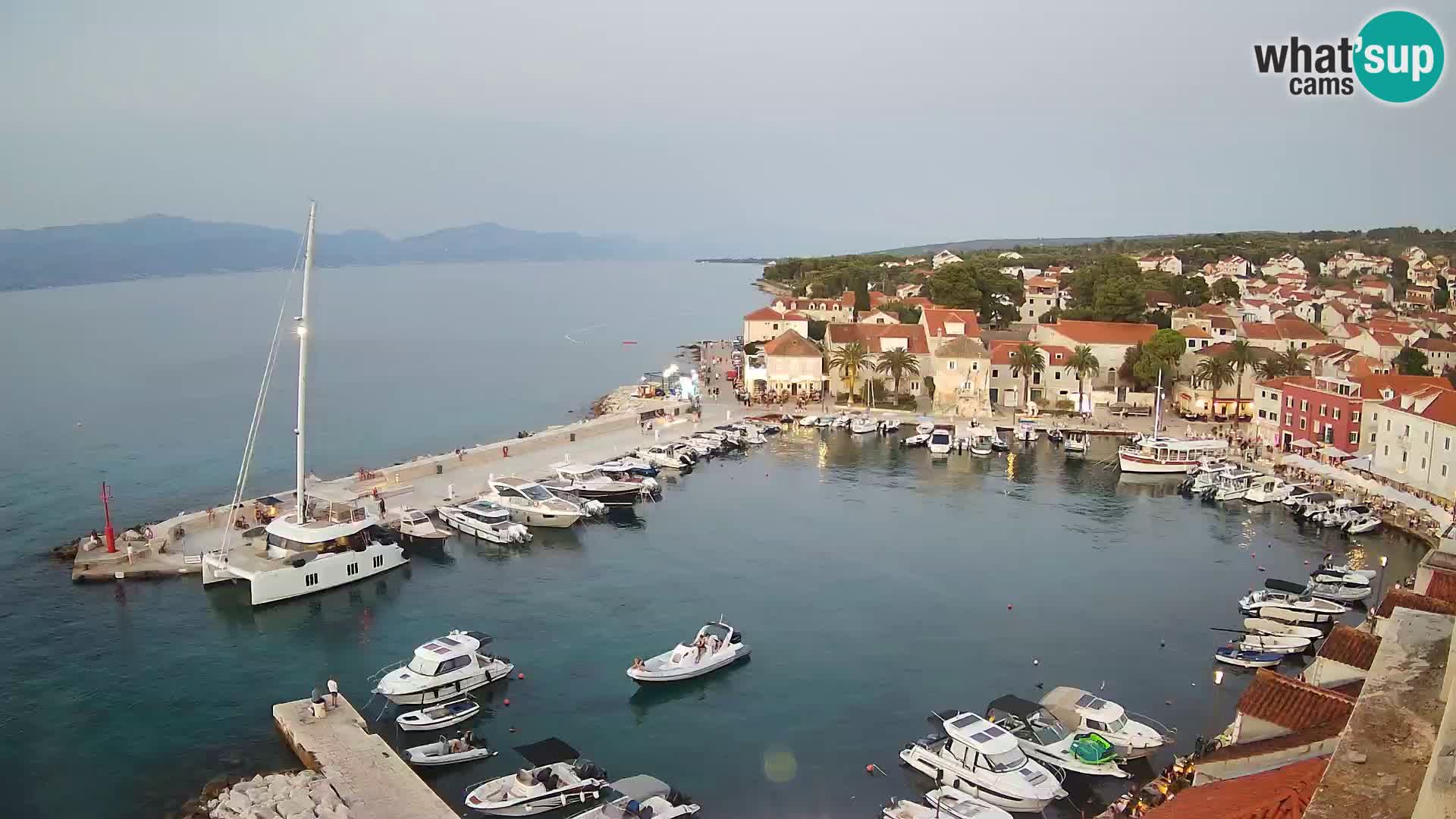 Spletna kamera Sutivan panorama – pogled v živo z otoka Brač