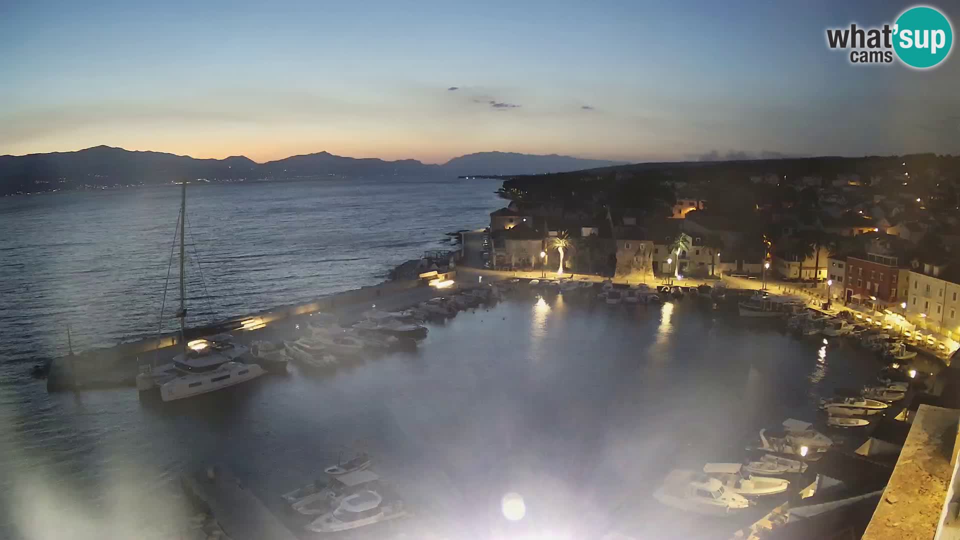 Spletna kamera Sutivan panorama – pogled v živo z otoka Brač
