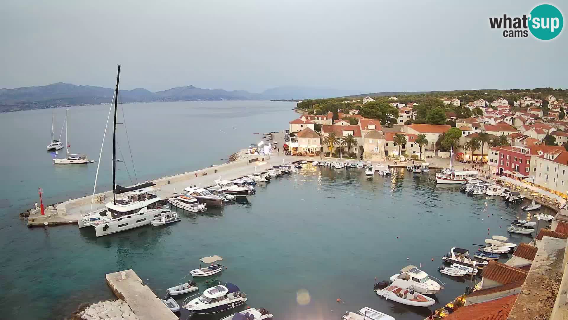 Spletna kamera Sutivan panorama – pogled v živo z otoka Brač